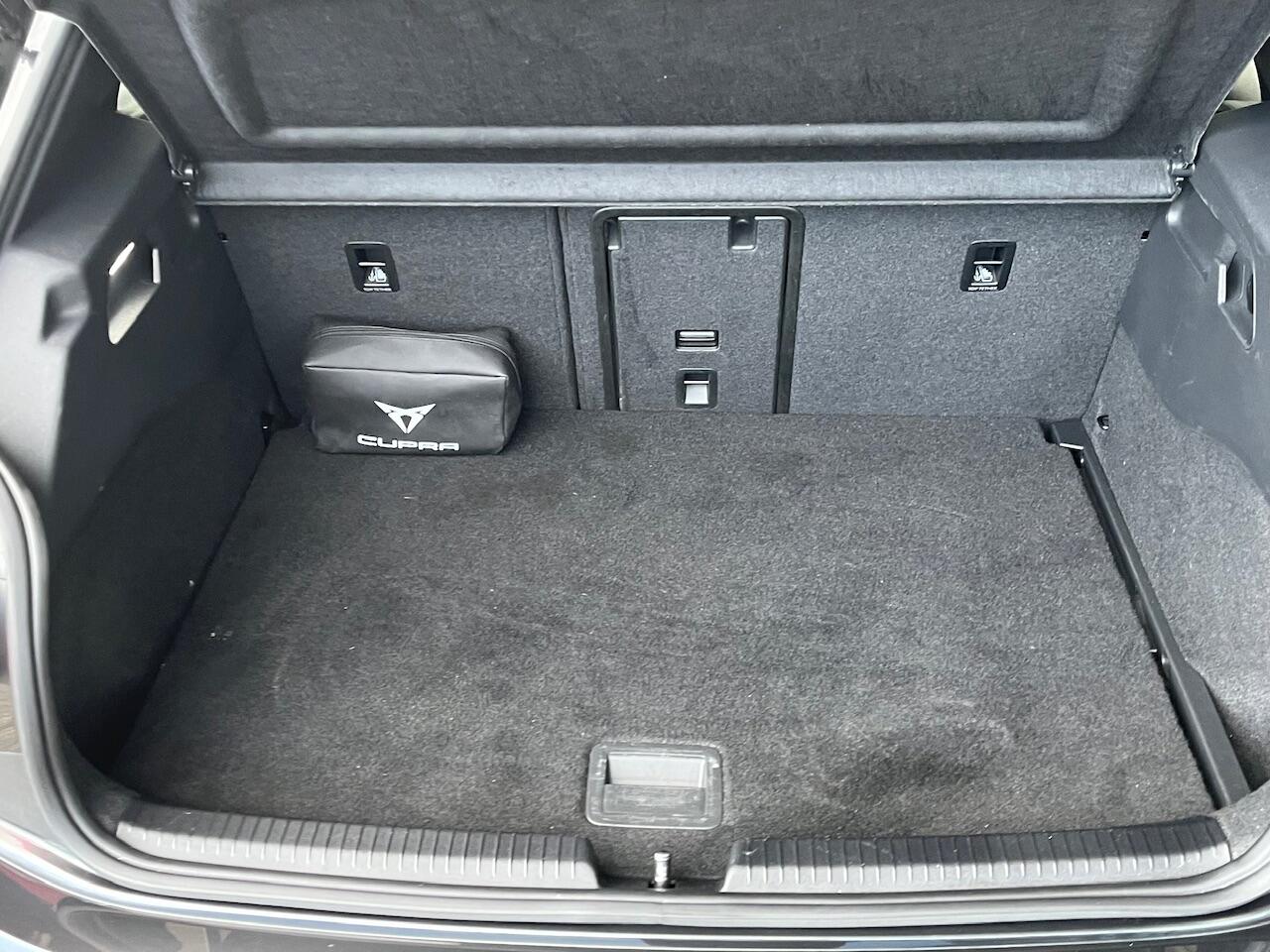 Cupra Born Performance One 62 kWh 204pk / Elektrisch verstelbare stoelen / Navigatie / Camera / 19" LMV