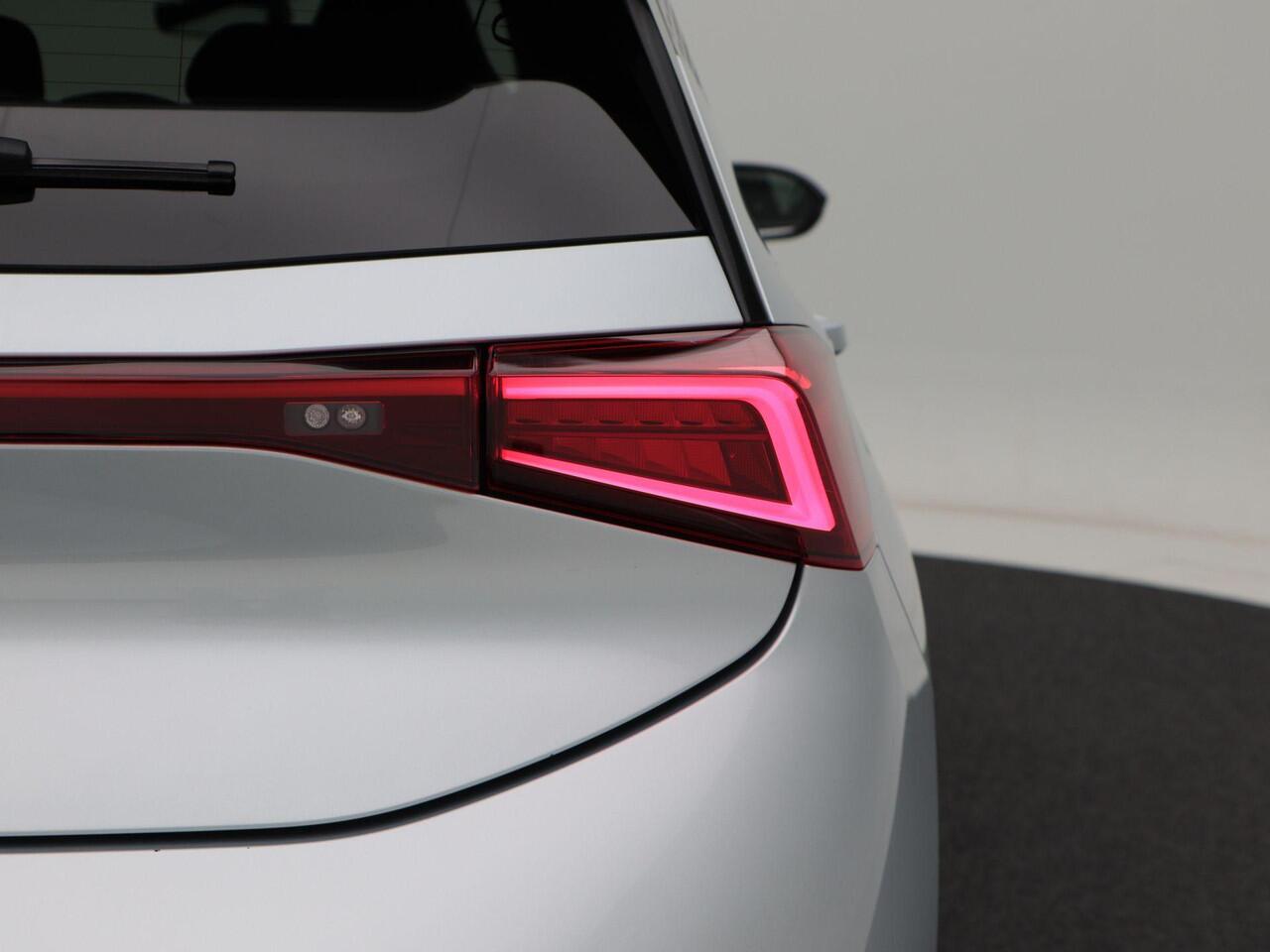 Cupra Born Business 62 kWh 204 Pk Automaat | Navigatie | Adaptive Cruise | 18 Inch | Privacy Glass | Camera | 78.082 km!!