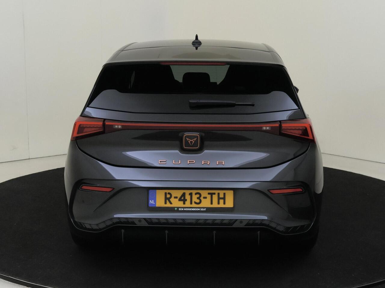 Cupra Born Essential 62 kWh | SoH 90%| CarPlay | Cruise control | Voorklimatisering | Sfeerverlichting | Elektrisch inklapbare buitenspiegels | Draadloze telefoonlader |
