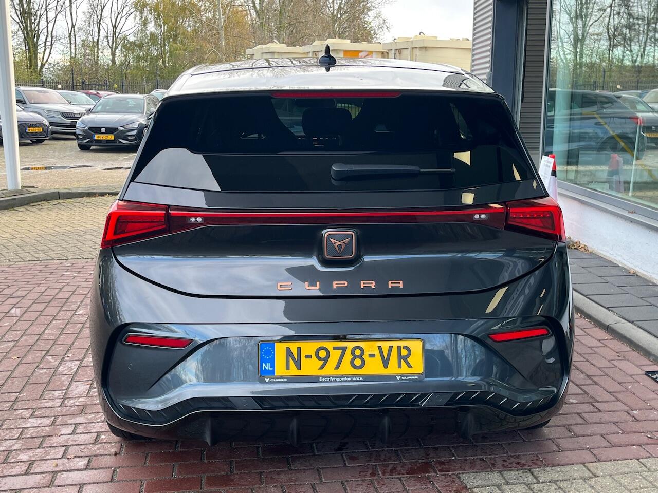 Cupra Born Performance One 62 kWh 204pk / Elektrisch verstelbare stoelen / Navigatie / Camera / 19" LMV