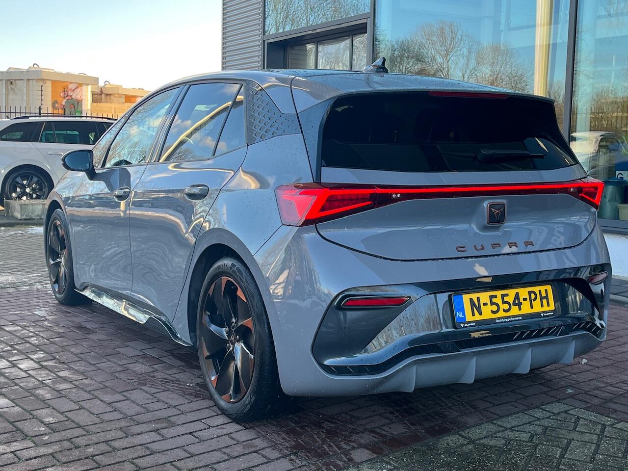 Cupra Born Adrenaline One 62 kWh 204pk / Navigatie / Camera / LED / Keyless / Parkeersensoren / 19''LMV