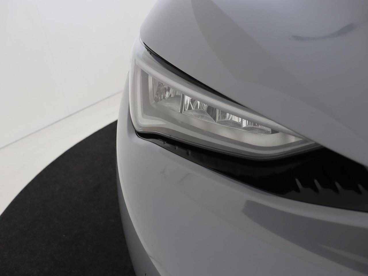 Cupra Born Essential 62 kWh | Parkeersensoren | CarPlay | Cruise control | Voorklimatisering | Elektrisch inklapbare buitenspiegels | Sfeerverlichting | Lane- en frontassist |