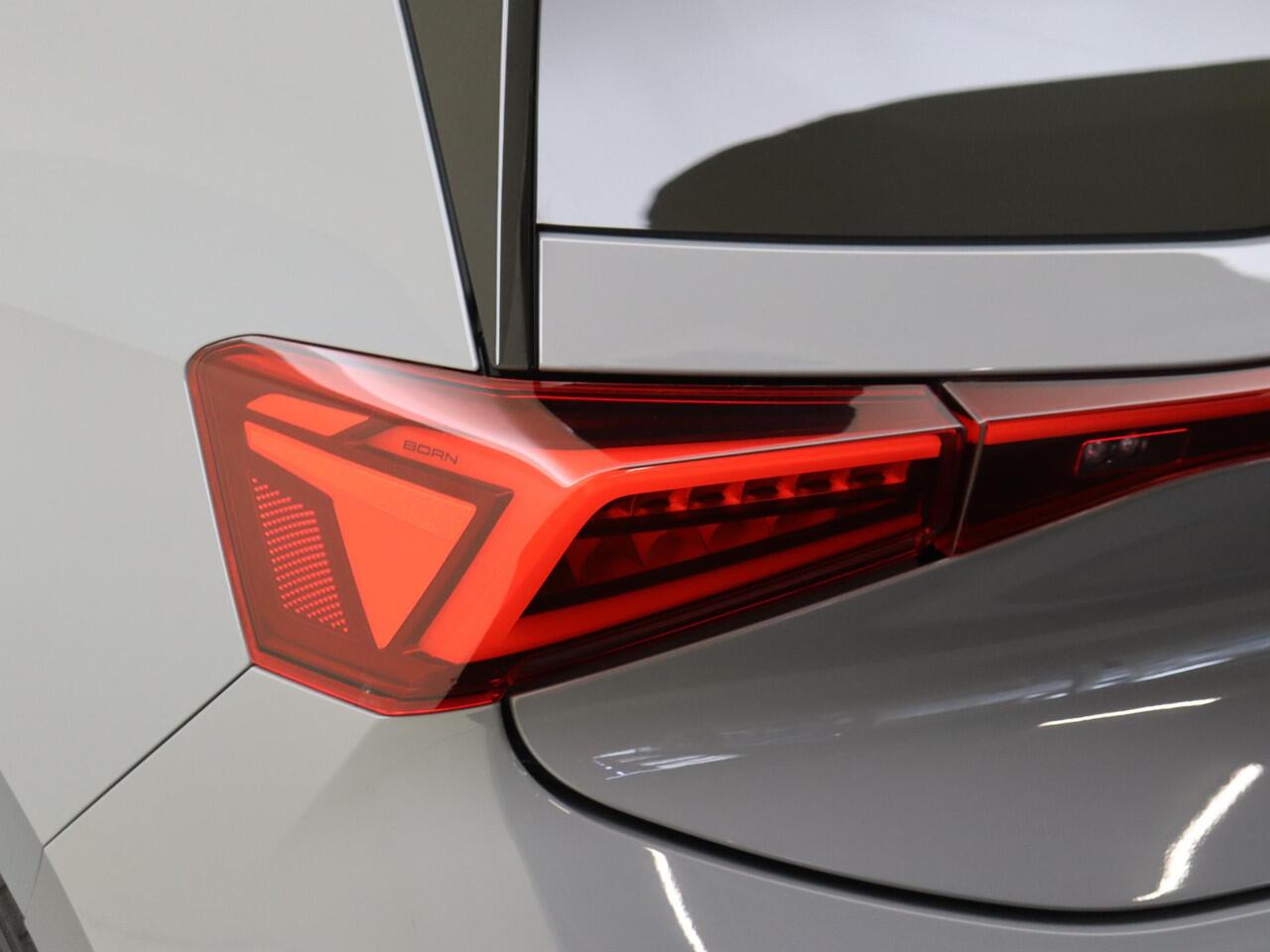 Cupra Born Essential 62 kWh | Parkeersensoren | CarPlay | Cruise control | Voorklimatisering | Elektrisch inklapbare buitenspiegels | Sfeerverlichting | Lane- en frontassist |