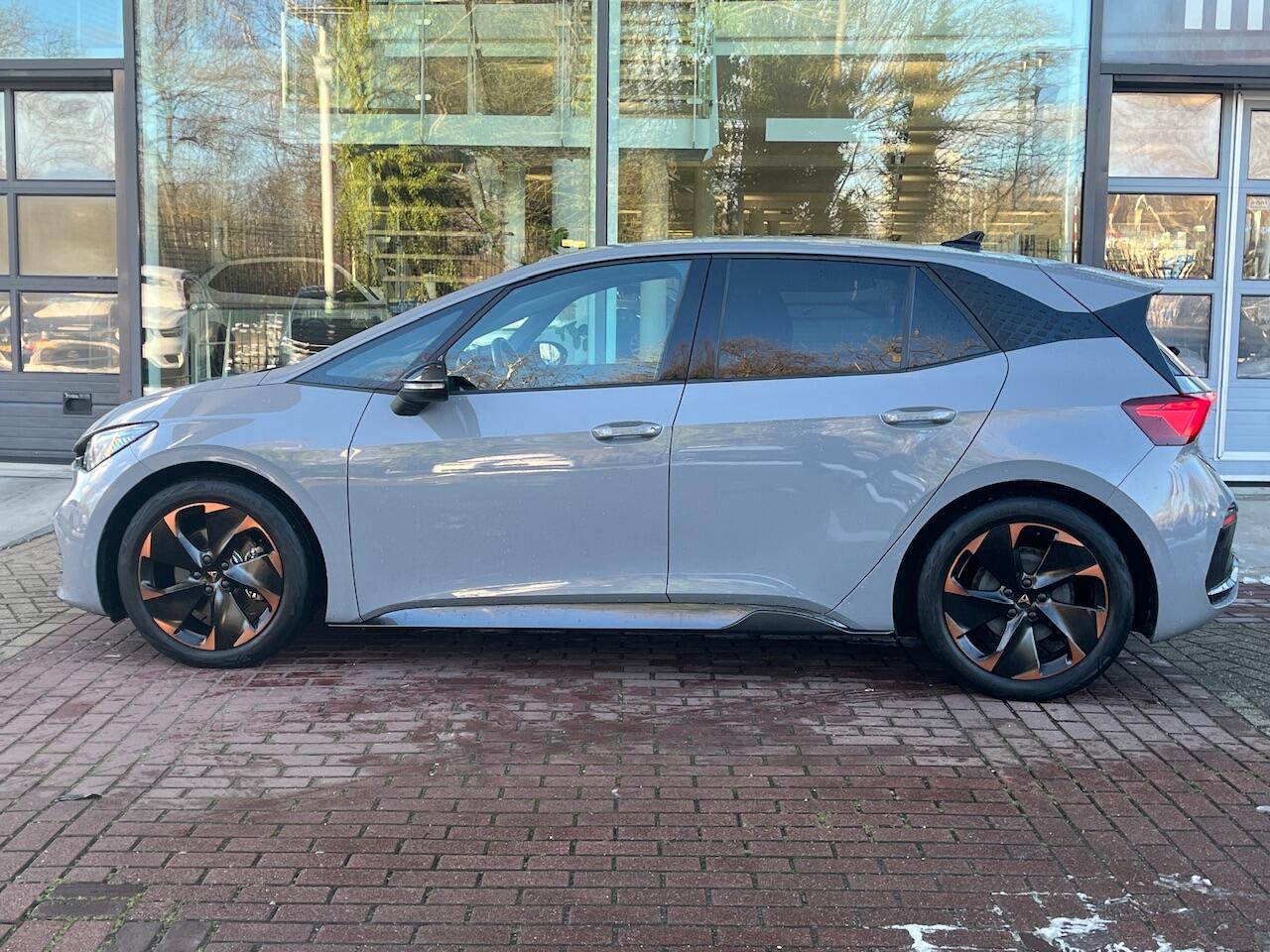 Cupra Born Adrenaline One 62 kWh 204pk / Navigatie / Camera / LED / Keyless / Parkeersensoren / 19''LMV