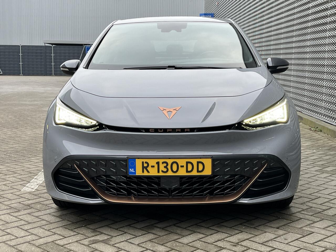 Cupra Born Performance One 62 kWh / Suede interieur / Elek. Verstelbare Stoel / Navigatie / Camera / Parkeersensoren V+A / App connect / Lichtmetaal 19 inch / **