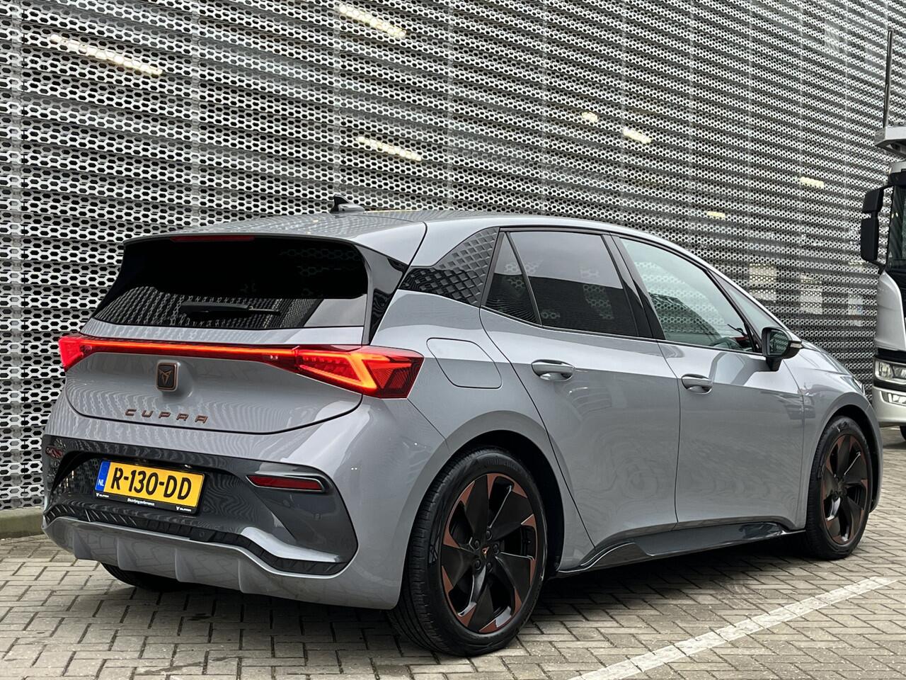 Cupra Born Performance One 62 kWh / Suede interieur / Elek. Verstelbare Stoel / Navigatie / Camera / Parkeersensoren V+A / App connect / Lichtmetaal 19 inch / **