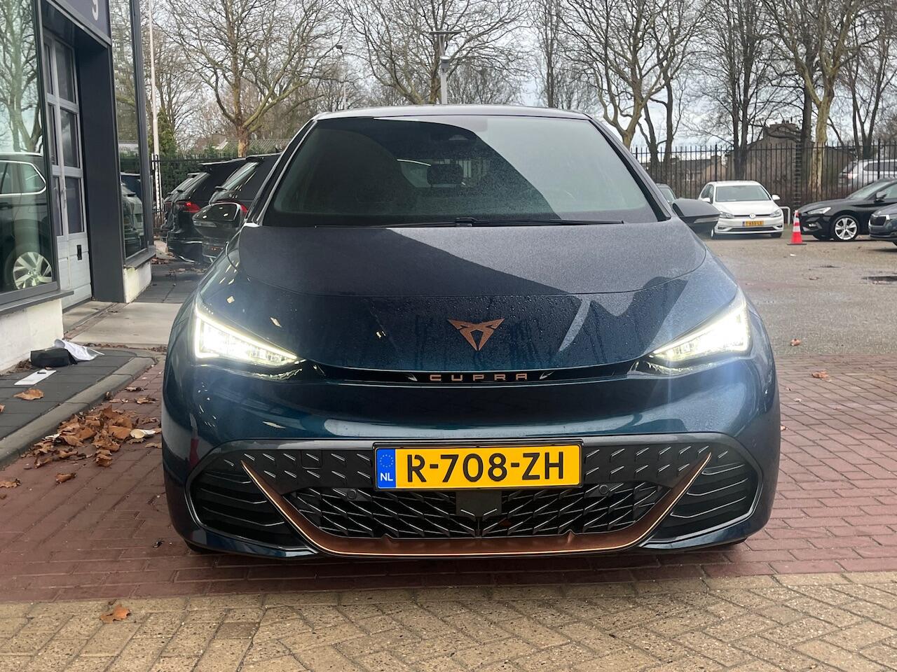 Cupra Born Essential 62 kWh 204PK / Navigatie / App-connect / Cruise control / Parkeersensoren V+A / 19'' LMV