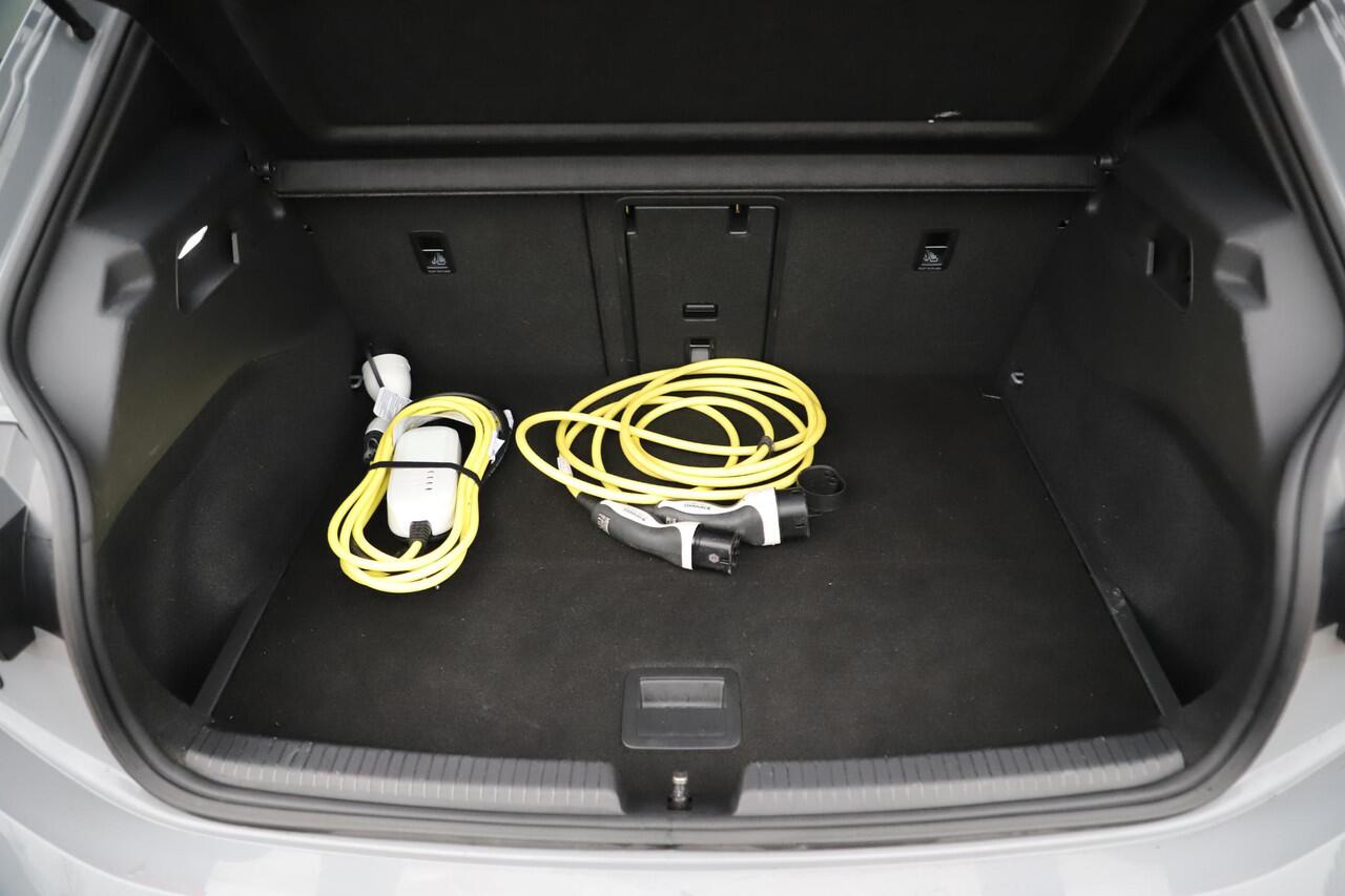 Cupra Born Performance One 62 kWh All-Season Banden Carplay Android Navigatie Achteruitrijcamera Sfeerverlichting