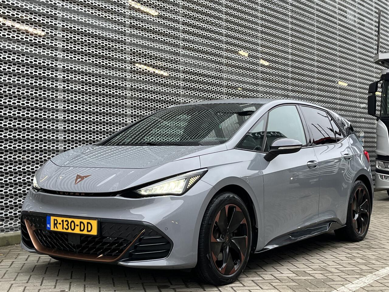 Cupra Born Performance One 62 kWh / Suede interieur / Elek. Verstelbare Stoel / Navigatie / Camera / Parkeersensoren V+A / App connect / Lichtmetaal 19 inch / **