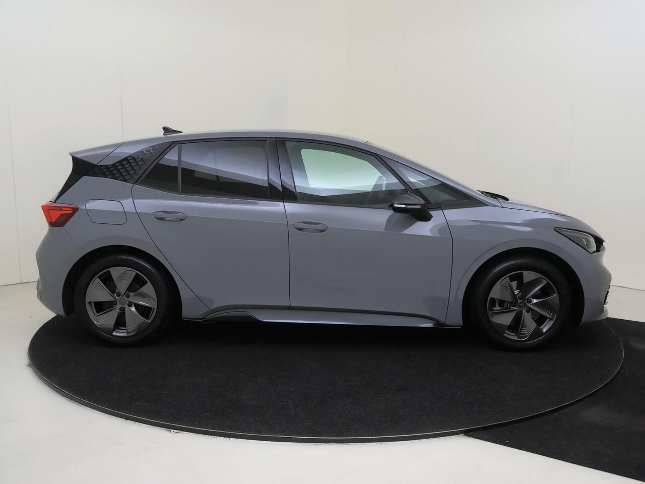 Cupra Born Essential 62 kWh | Parkeersensoren | CarPlay | Cruise control | Voorklimatisering | Elektrisch inklapbare buitenspiegels | Sfeerverlichting | Lane- en frontassist |