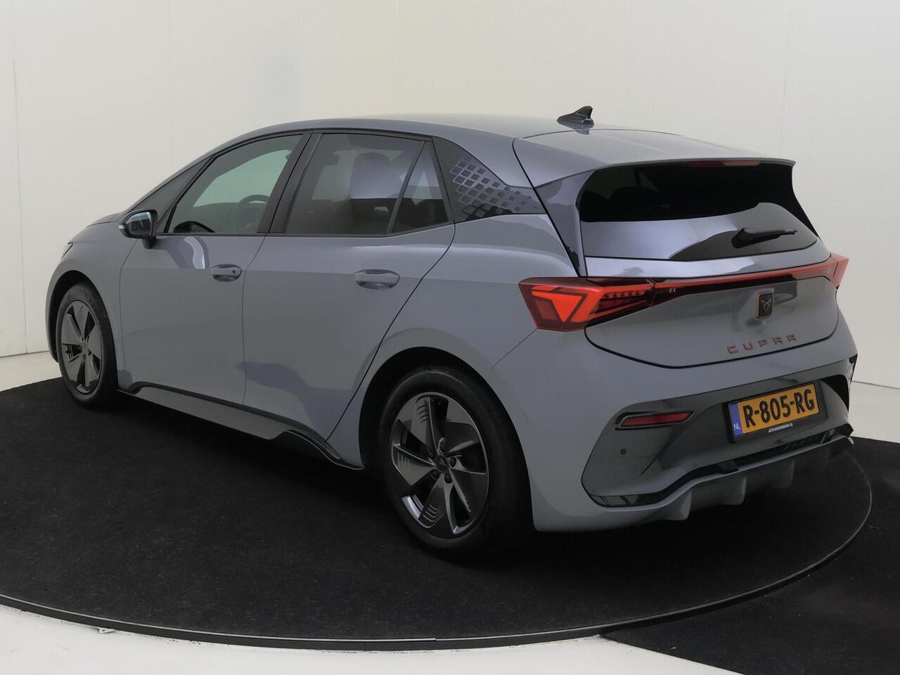 Cupra Born Essential 62 kWh | Parkeersensoren | CarPlay | Cruise control | Voorklimatisering | Elektrisch inklapbare buitenspiegels | Sfeerverlichting | Lane- en frontassist |