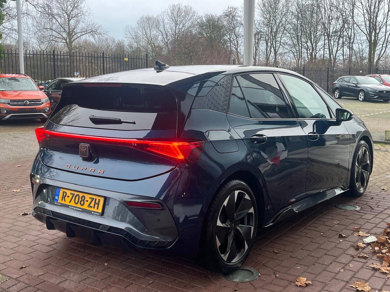 Cupra Born Essential 62 kWh 204PK / Navigatie / App-connect / Cruise control / Parkeersensoren V+A / 19'' LMV