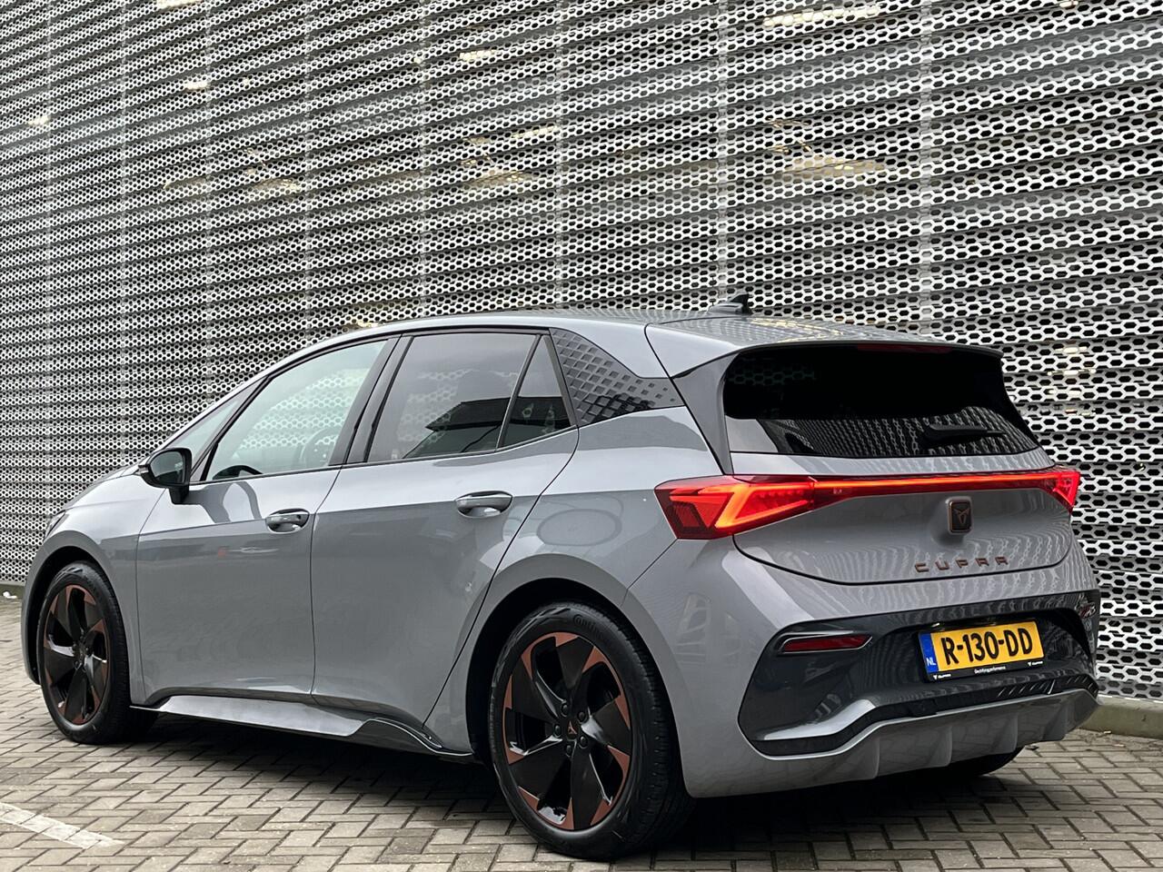 Cupra Born Performance One 62 kWh / Suede interieur / Elek. Verstelbare Stoel / Navigatie / Camera / Parkeersensoren V+A / App connect / Lichtmetaal 19 inch / **
