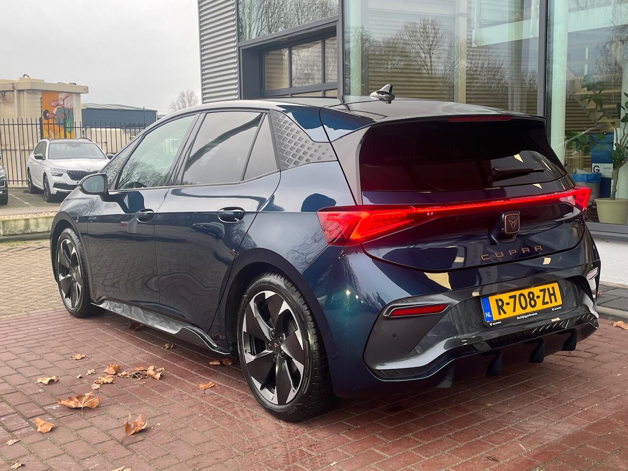 Cupra Born Essential 62 kWh 204PK / Navigatie / App-connect / Cruise control / Parkeersensoren V+A / 19'' LMV