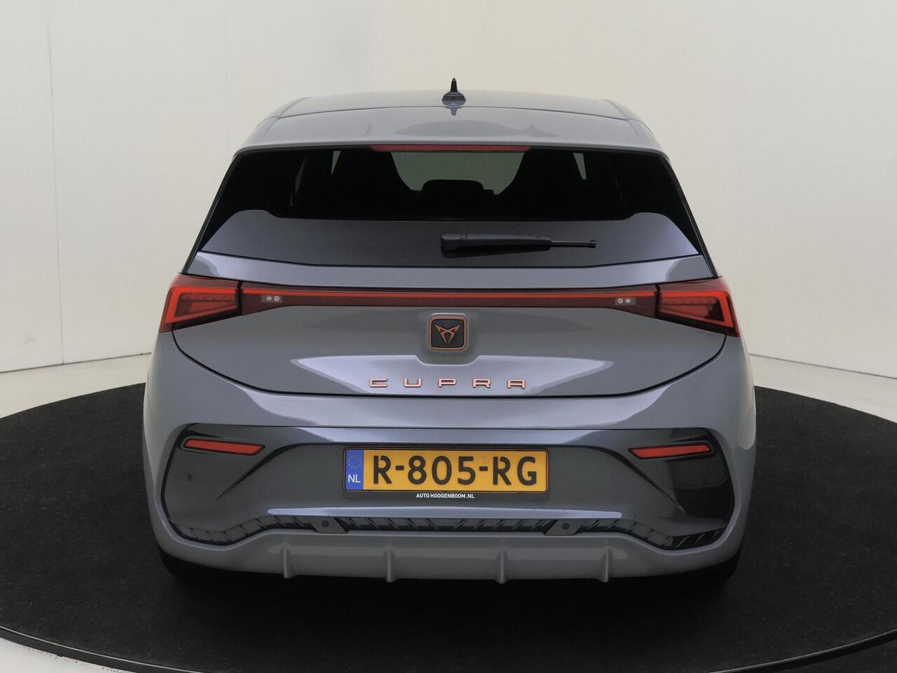 Cupra Born Essential 62 kWh | Parkeersensoren | CarPlay | Cruise control | Voorklimatisering | Elektrisch inklapbare buitenspiegels | Sfeerverlichting | Lane- en frontassist |
