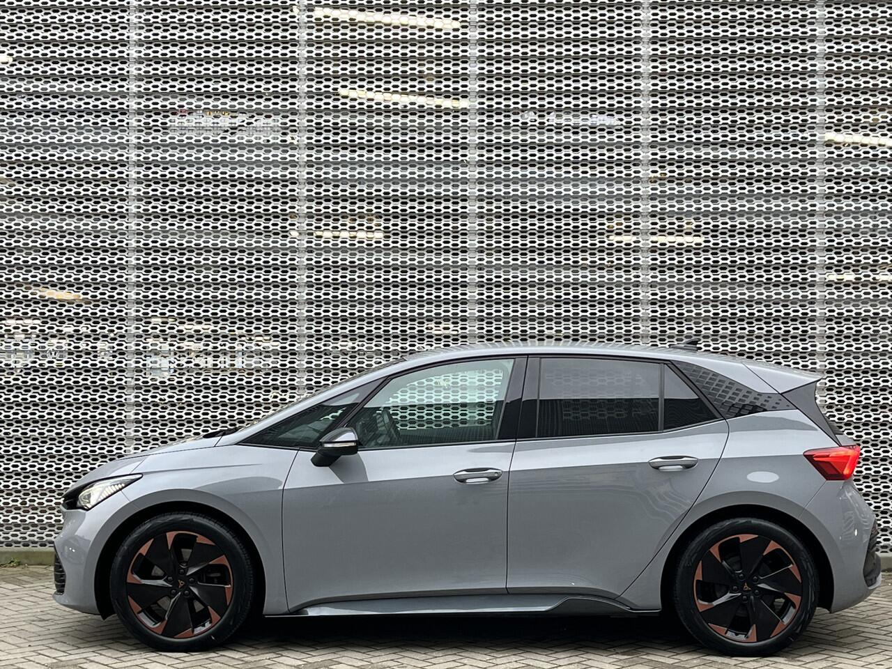 Cupra Born Performance One 62 kWh / Suede interieur / Elek. Verstelbare Stoel / Navigatie / Camera / Parkeersensoren V+A / App connect / Lichtmetaal 19 inch / **