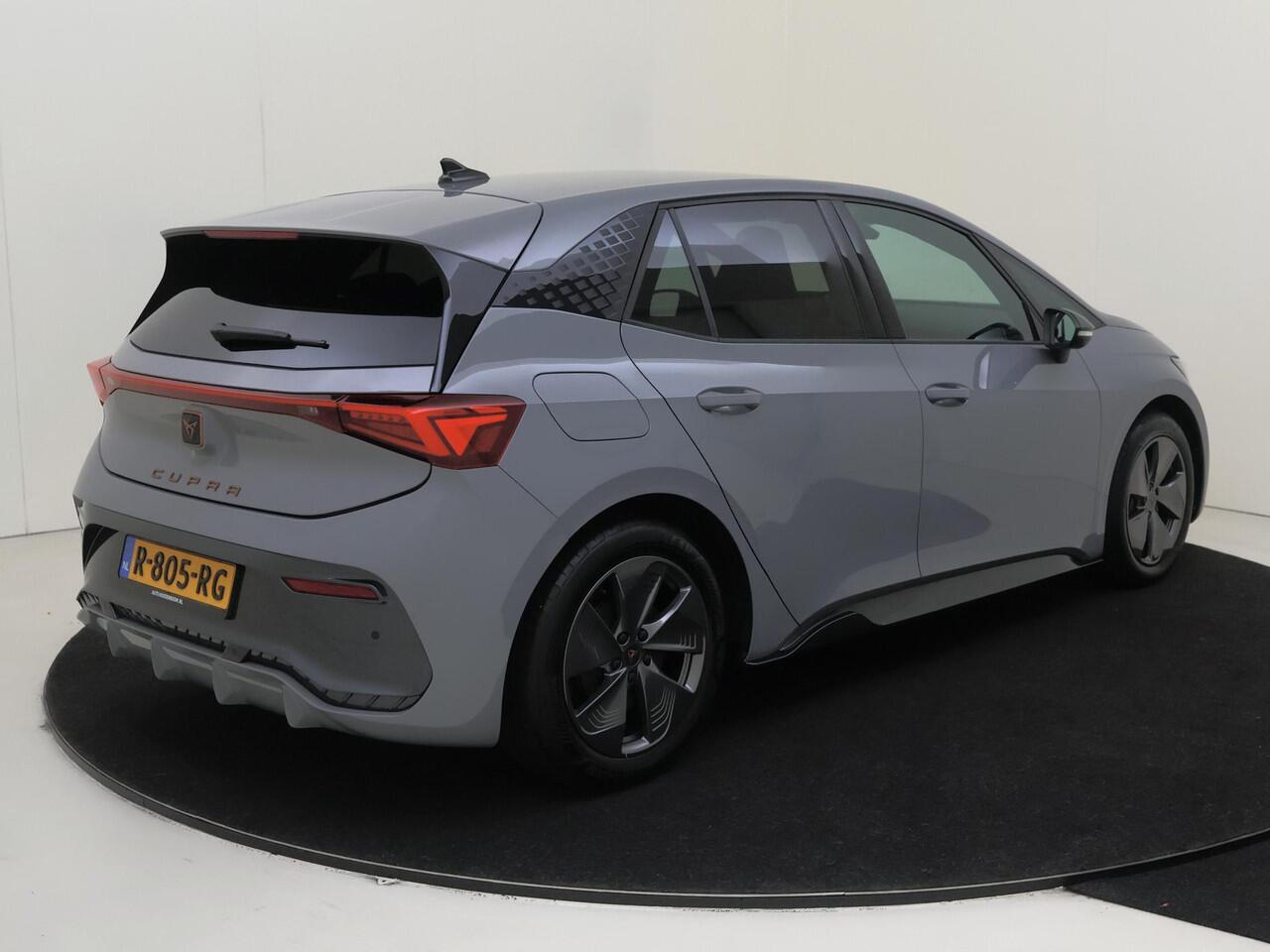 Cupra Born Essential 62 kWh | Parkeersensoren | CarPlay | Cruise control | Voorklimatisering | Elektrisch inklapbare buitenspiegels | Sfeerverlichting | Lane- en frontassist |