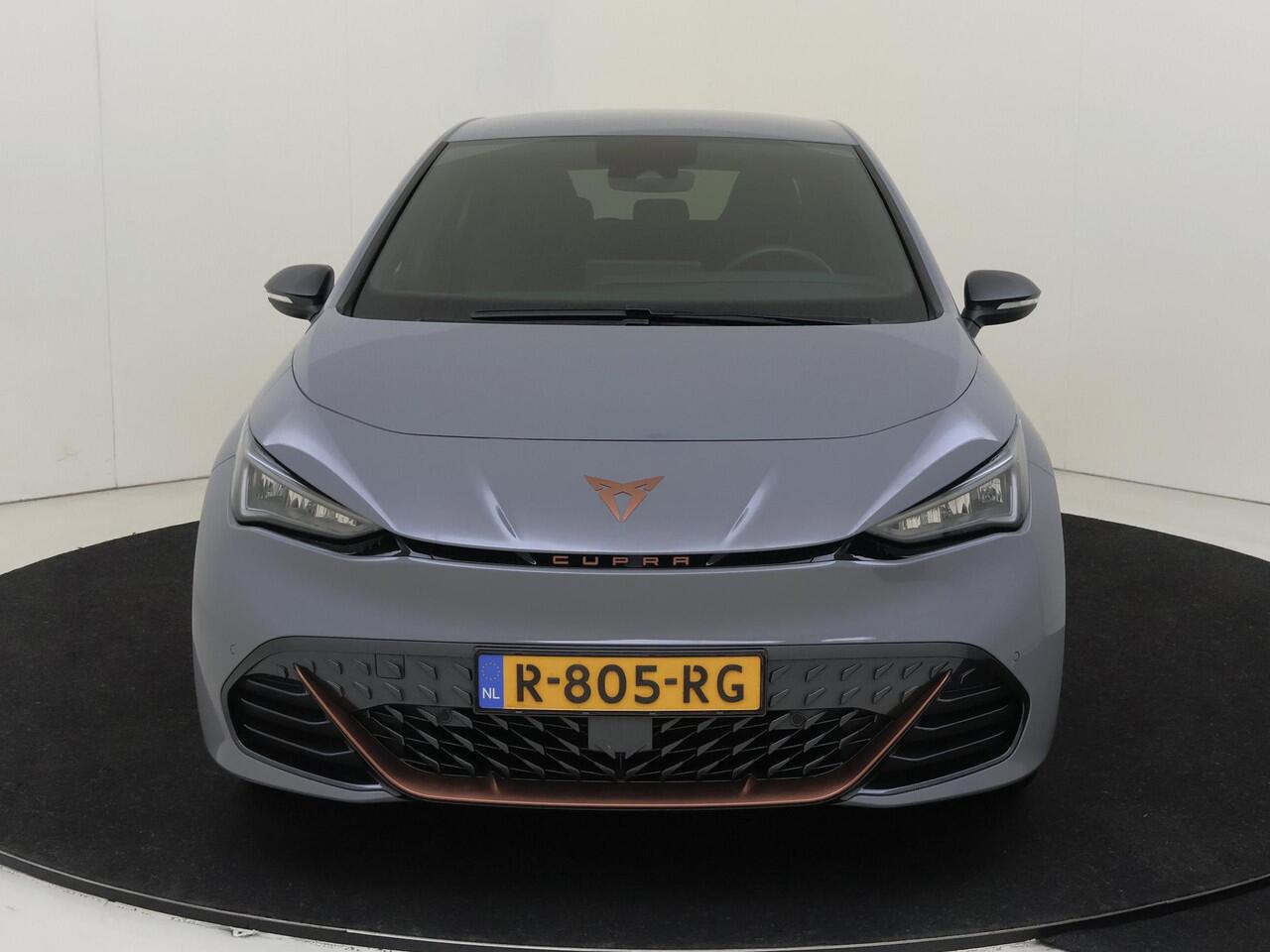 Cupra Born Essential 62 kWh | Parkeersensoren | CarPlay | Cruise control | Voorklimatisering | Elektrisch inklapbare buitenspiegels | Sfeerverlichting | Lane- en frontassist |