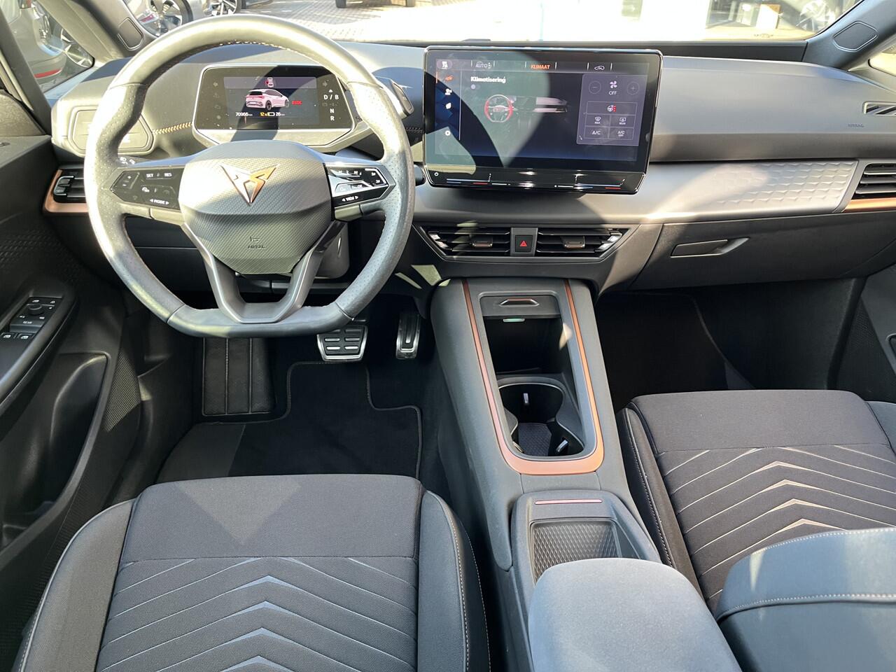 Cupra Born Essential 62 kWh / AUTOMAAT/ PARK. SENSOREN V+A/ FULL LINK/ DAB/ RIJ-MODI/ LANE-ASSIST/ GETINT GLAS/ NAVI/ CLIMA/ ISOFIX/ 19" LMV