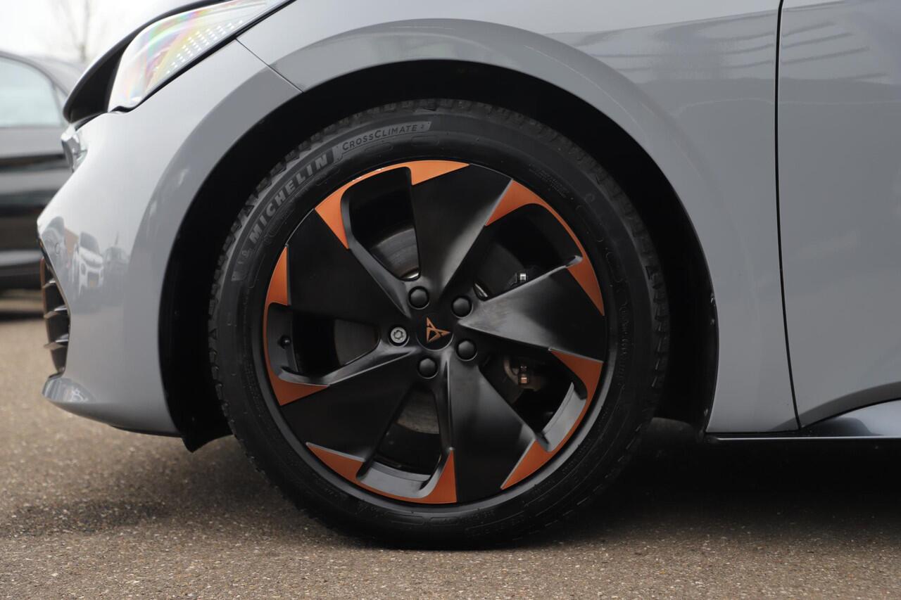 Cupra Born Performance One 62 kWh All-Season Banden Carplay Android Navigatie Achteruitrijcamera Sfeerverlichting