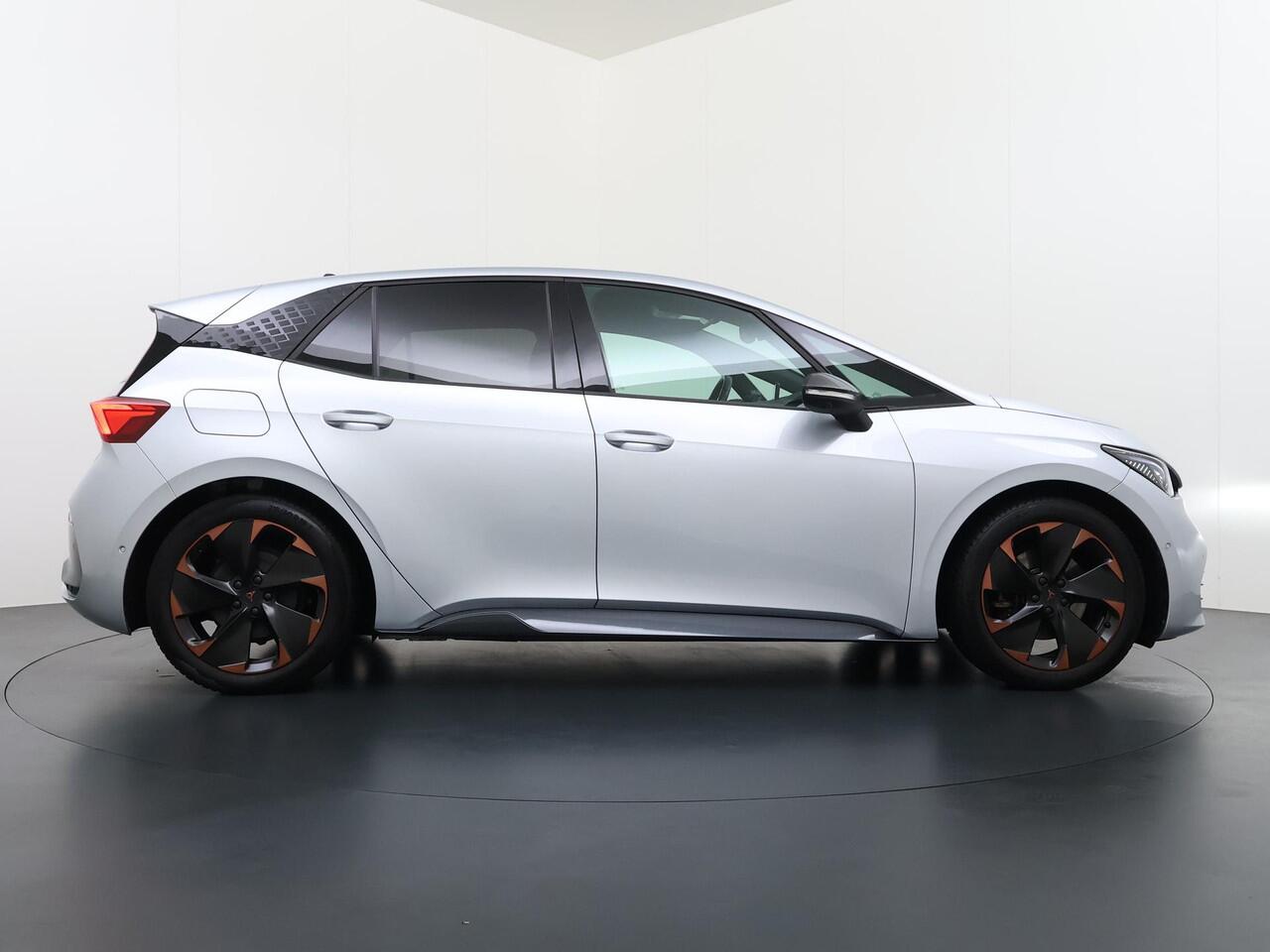 Cupra Born Business 62 kWh ELEK. STOEL MET MASSAGE| STUURWIELVERWARMING | RONDOMZICHT CAMERA| ADAPTIVE CRUISE CONTROL| DODE HOEK SENSOR| REEDS RIJKLAAR GEMAAKT, GELEVERD INCL. 12 MND BOVAG GARANTIE