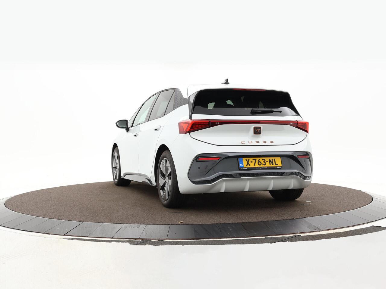 Cupra Born Business 62 kWh 204pk · Camera · Apple/Android Car Play · Navigatie · P-Sensoren · Stuurwiel Verwarming · 18'' Inch ·