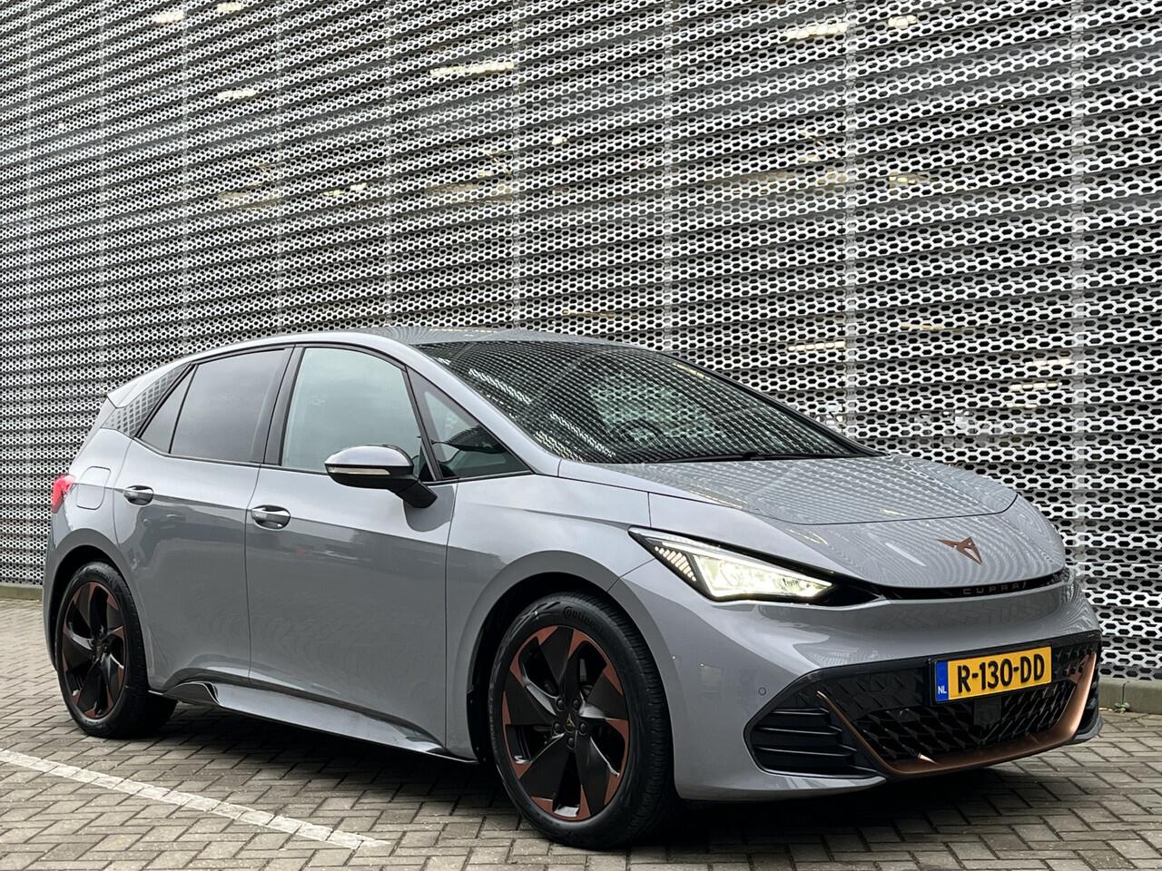 Cupra Born Performance One 62 kWh / Suede interieur / Elek. Verstelbare Stoel / Navigatie / Camera / Parkeersensoren V+A / App connect / Lichtmetaal 19 inch / **
