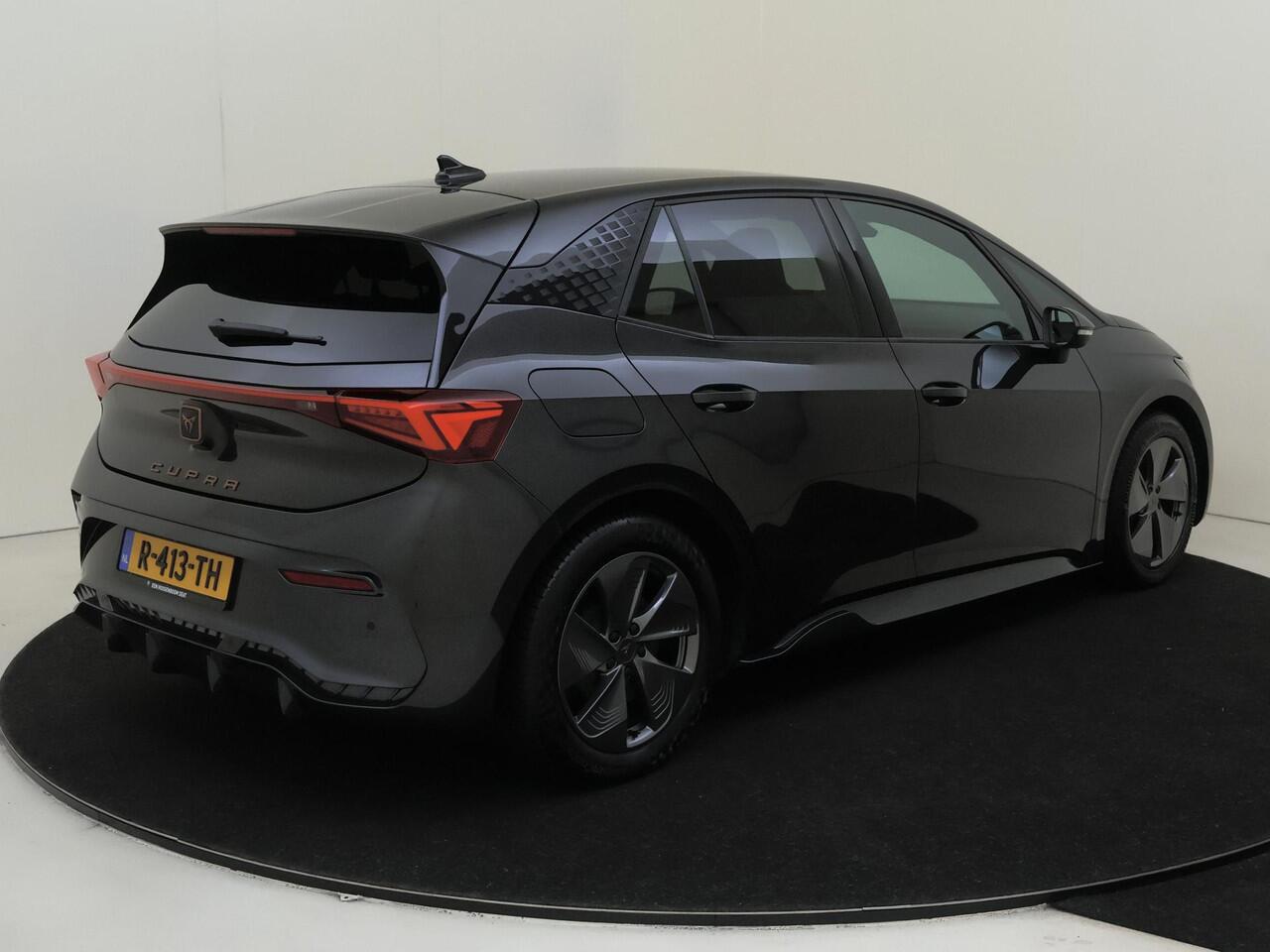 Cupra Born Essential 62 kWh | SoH 90%| CarPlay | Cruise control | Voorklimatisering | Sfeerverlichting | Elektrisch inklapbare buitenspiegels | Draadloze telefoonlader |