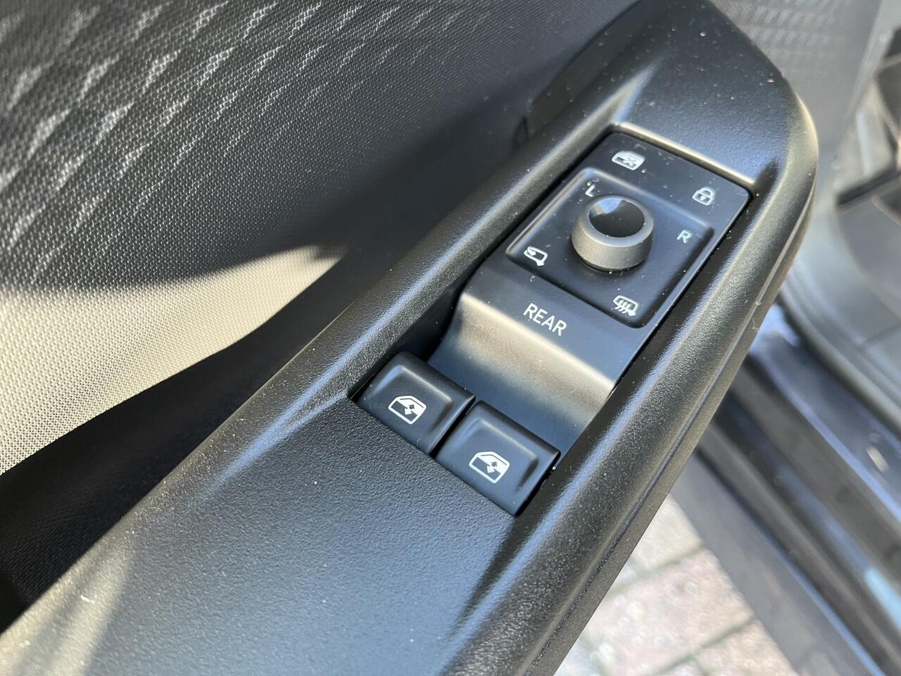 Cupra Born Essential 62 kWh / AUTOMAAT/ PARK. SENSOREN V+A/ FULL LINK/ DAB/ RIJ-MODI/ LANE-ASSIST/ GETINT GLAS/ NAVI/ CLIMA/ ISOFIX/ 19" LMV