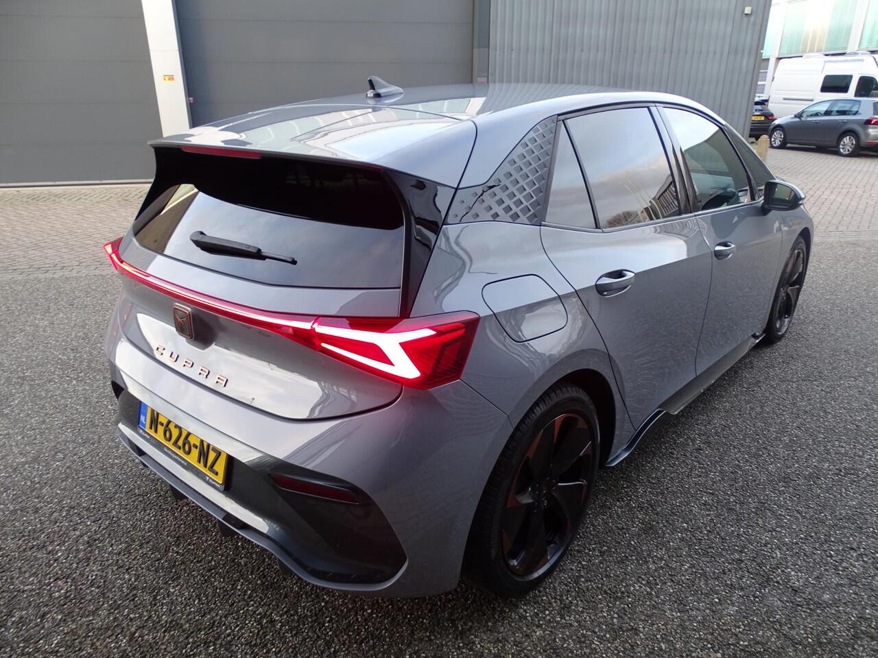 Cupra Born Adrenaline One 62 kWh SOH 92% | NAVIGATIE | SFEERVERLICHTING | STOEL/STUUR VERWARMING | DAB | ACHTERUIT RIJ CAMERA | LED PAKKET | IQ LED | APPLE CARPLAY |