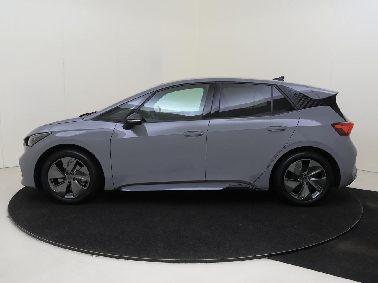 Cupra Born Essential 62 kWh | Parkeersensoren | CarPlay | Cruise control | Voorklimatisering | Elektrisch inklapbare buitenspiegels | Sfeerverlichting | Lane- en frontassist |