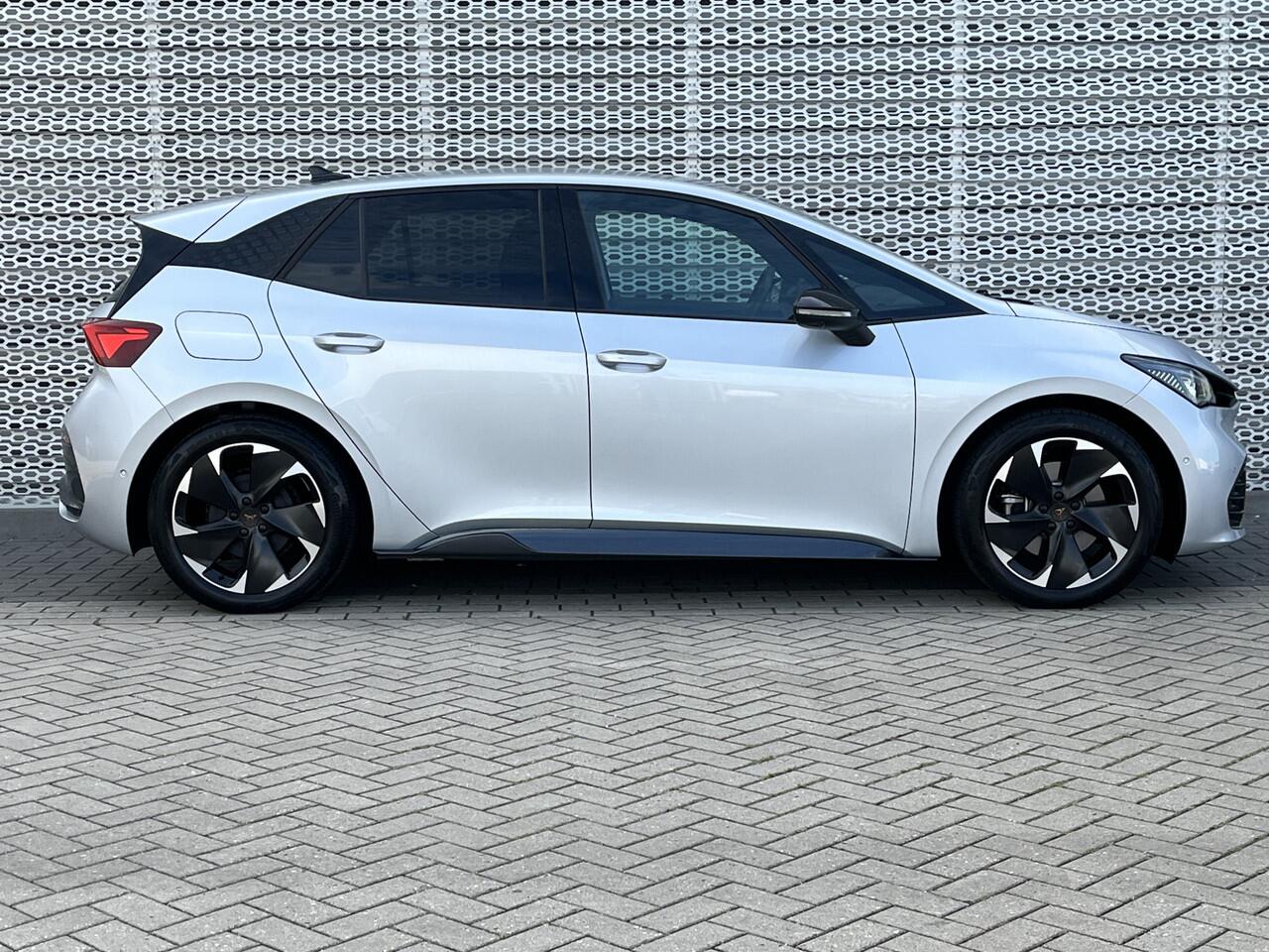 Cupra Born Adrenaline 62 kWh / 231pk/ SuperSportStuur / 360 Camera / Beatsaudio / LED / Stuur & Stoelverwarming / 19" LMV **