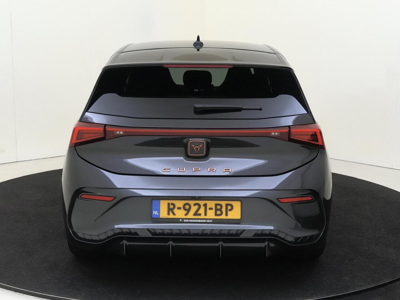 Cupra Born Business 62 kWh | Achteruitrijcamera | Adaptieve cruise control | Voorklimatisering | Stuurwielverwarming | CarPlay | Navigatie |