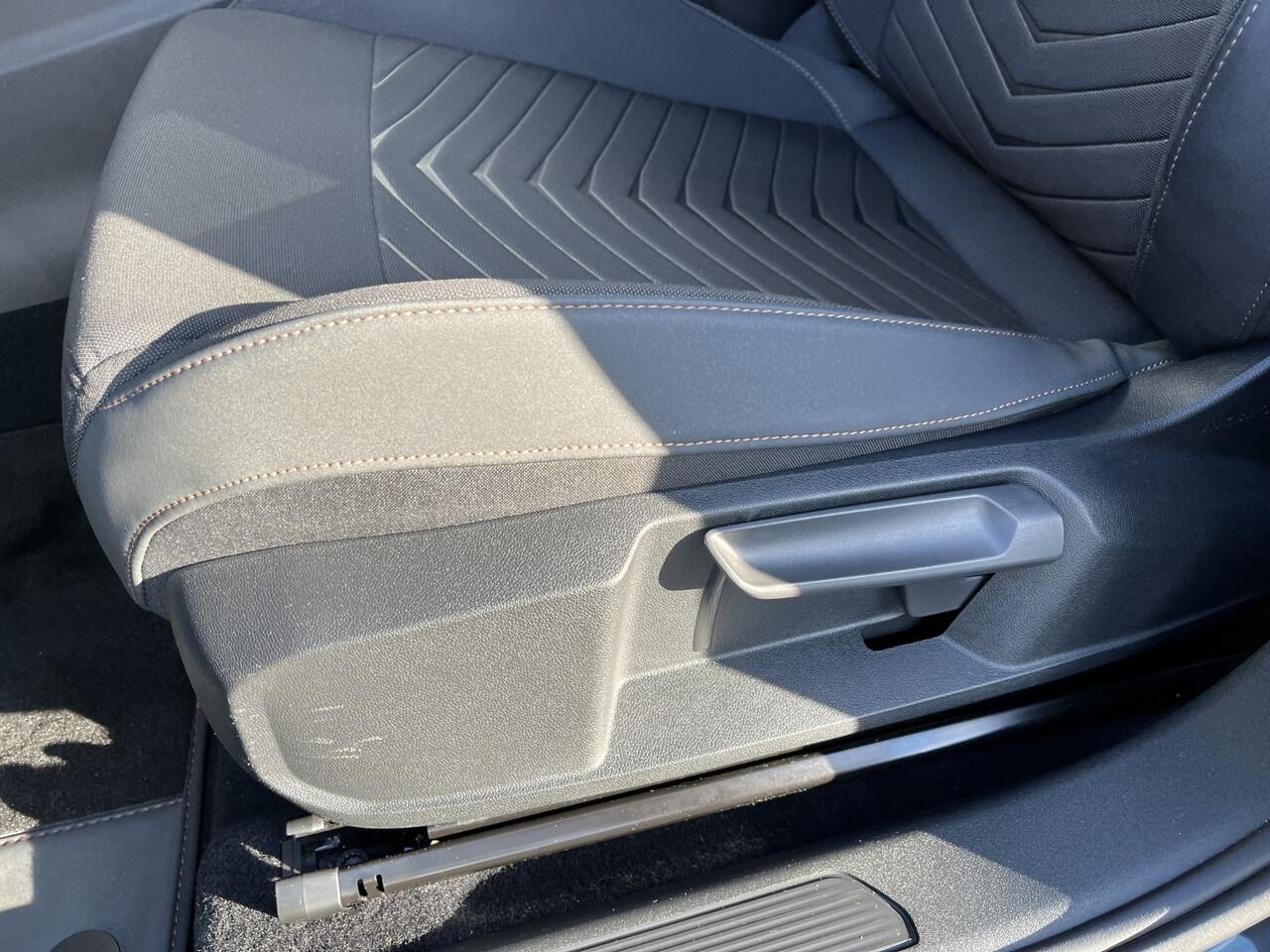 Cupra Born Essential 62 kWh / AUTOMAAT/ PARK. SENSOREN V+A/ FULL LINK/ DAB/ RIJ-MODI/ LANE-ASSIST/ GETINT GLAS/ NAVI/ CLIMA/ ISOFIX/ 19" LMV