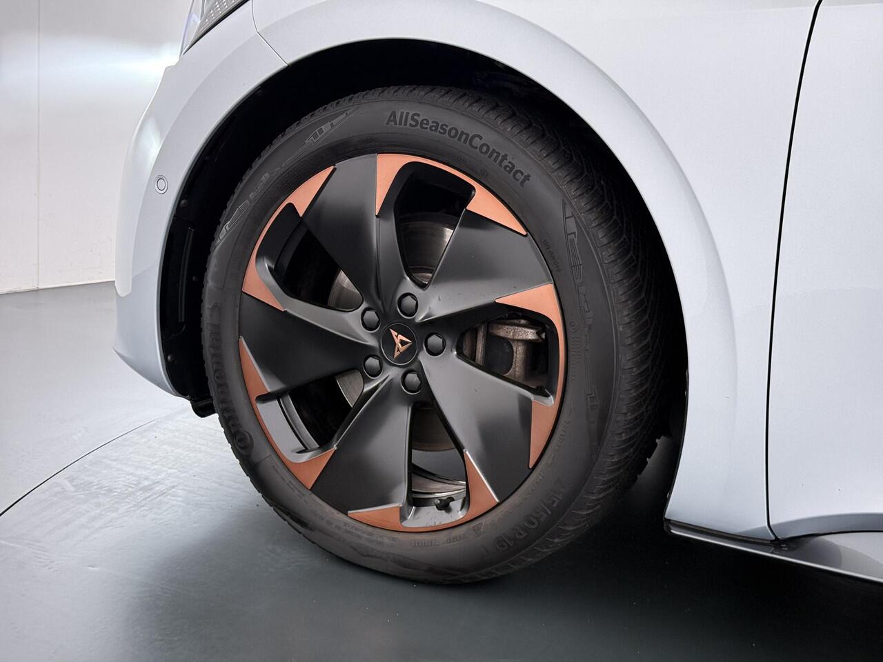 Cupra Born Business 62 kWh ELEK. STOEL MET MASSAGE| STUURWIELVERWARMING | RONDOMZICHT CAMERA| ADAPTIVE CRUISE CONTROL| DODE HOEK SENSOR| REEDS RIJKLAAR GEMAAKT, GELEVERD INCL. 12 MND BOVAG GARANTIE