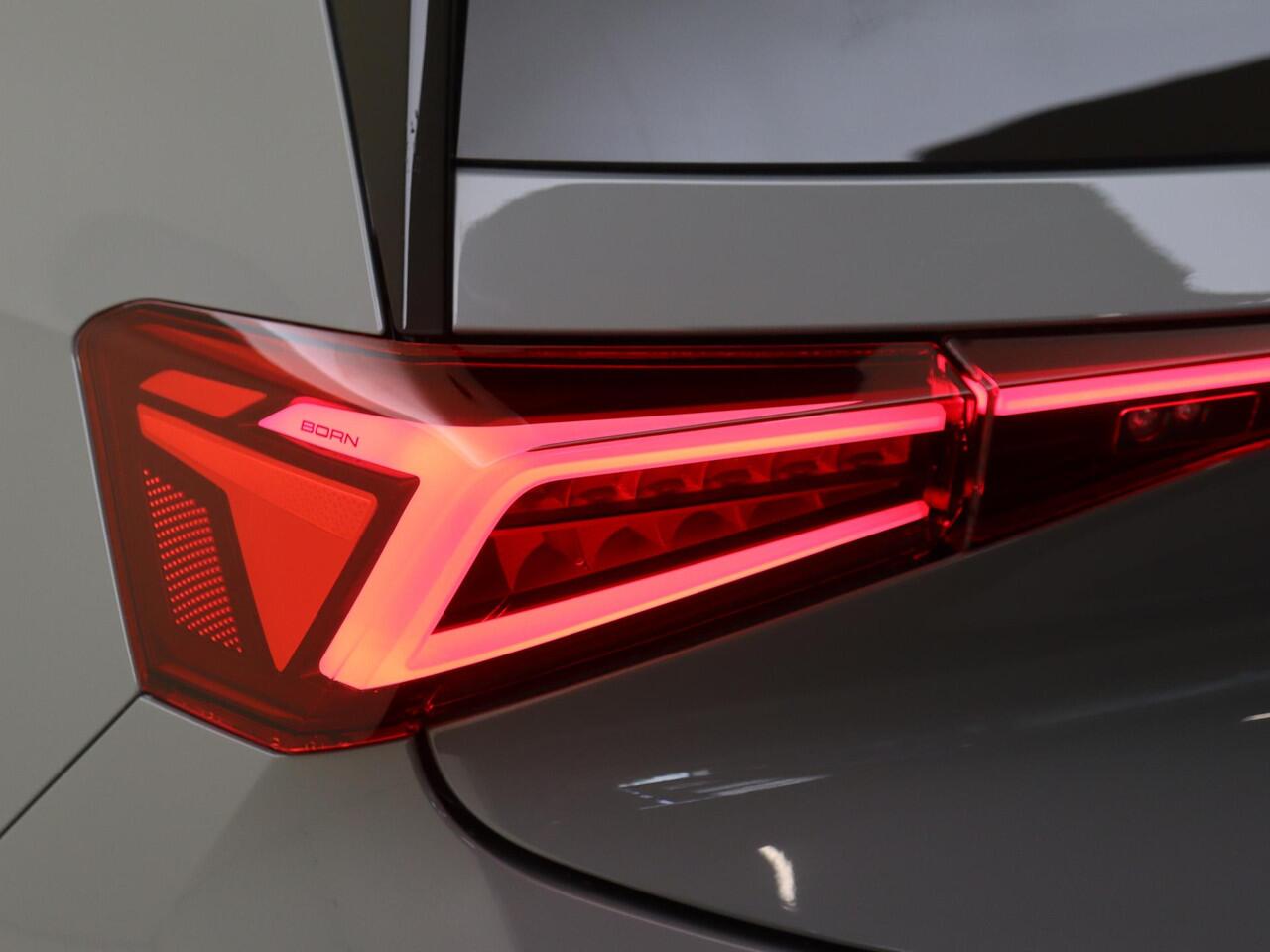 Cupra Born Performance Limited 84 kWh | Sennheiser audio | 360 graden camera | Elektrisch verstelbare stoelen | Carplay | Dodehoek sensor | Travel Assist | Navigatie