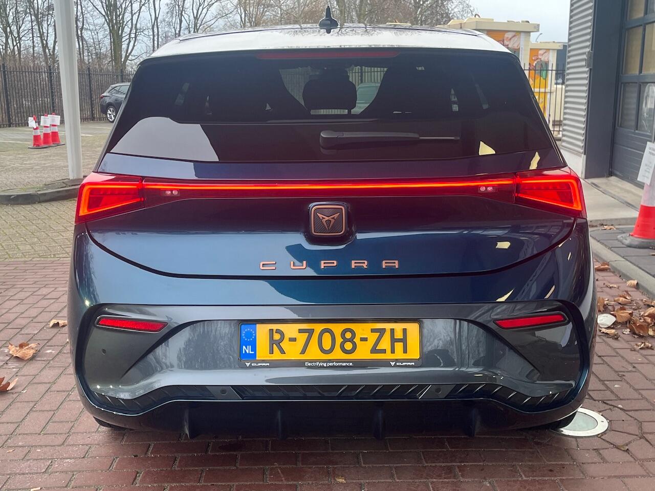 Cupra Born Essential 62 kWh 204PK / Navigatie / App-connect / Cruise control / Parkeersensoren V+A / 19'' LMV