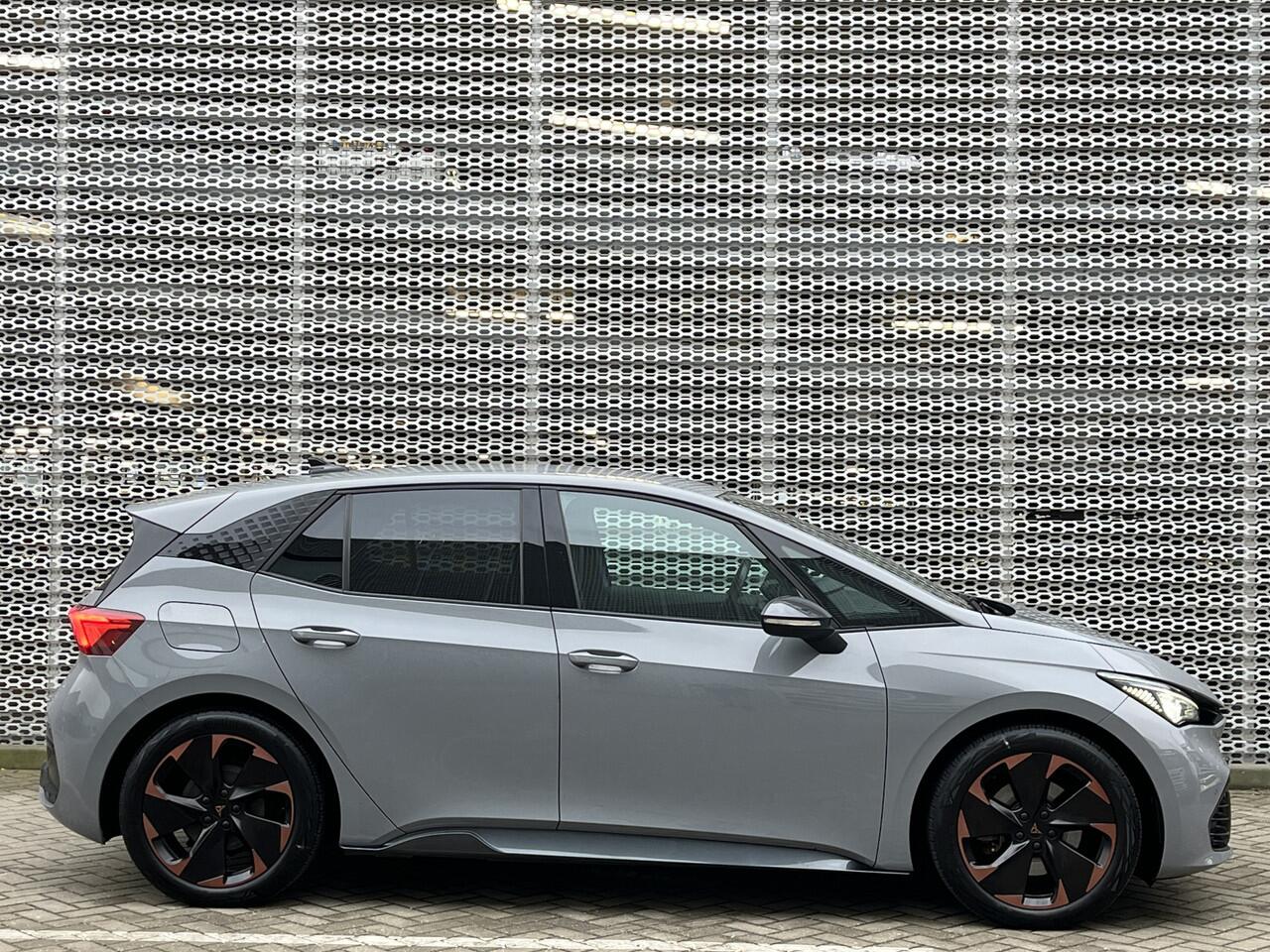 Cupra Born Performance One 62 kWh / Suede interieur / Elek. Verstelbare Stoel / Navigatie / Camera / Parkeersensoren V+A / App connect / Lichtmetaal 19 inch / **