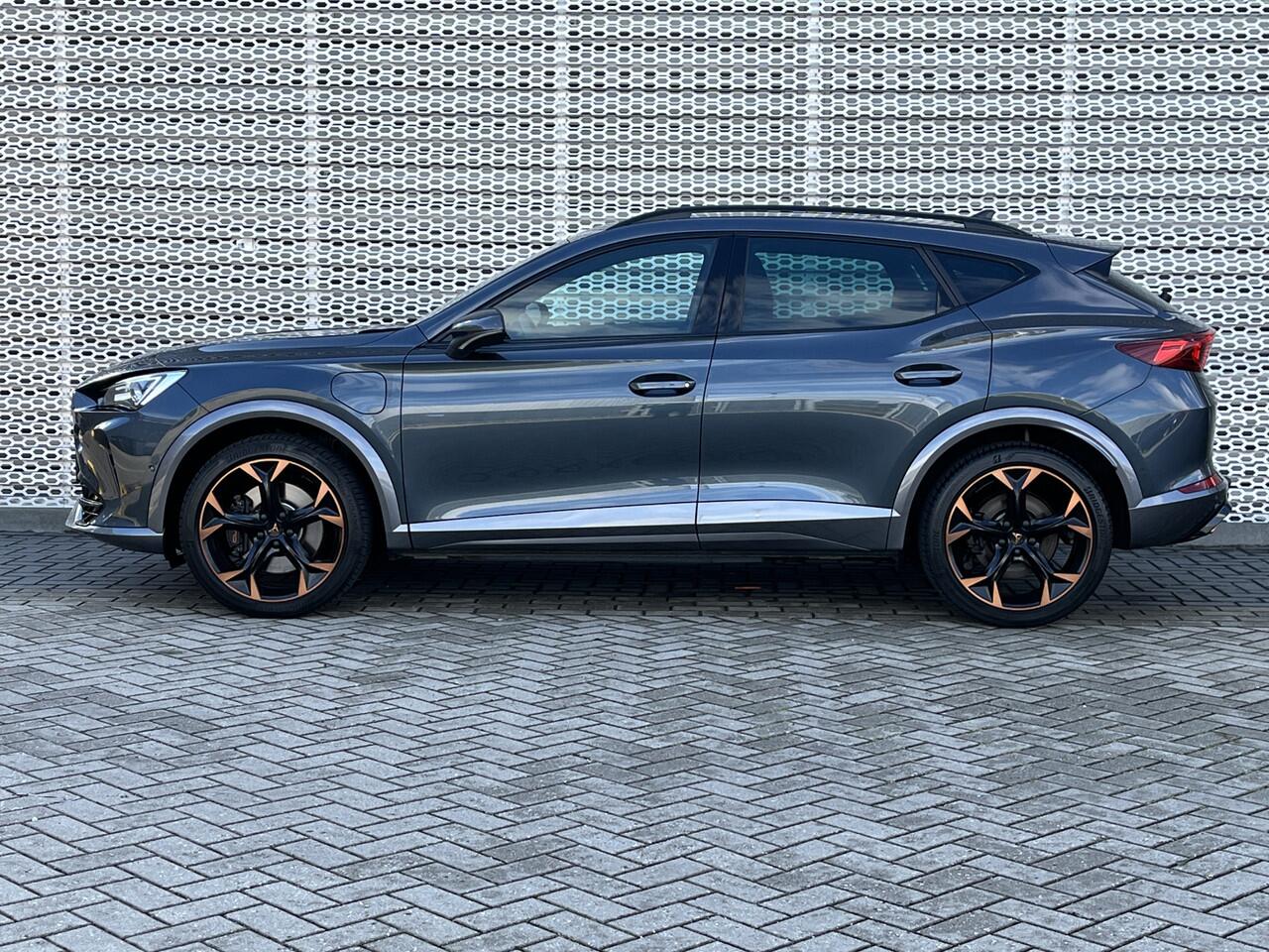 Cupra Formentor 1.4 e-Hybrid 245PK VZ Performance / Panoramadak / Zwenkbare Trekhaak / Memory Seat / Elektrische Achterklep / Achteruitrijcamera / Stuur + Stoelverwarming **