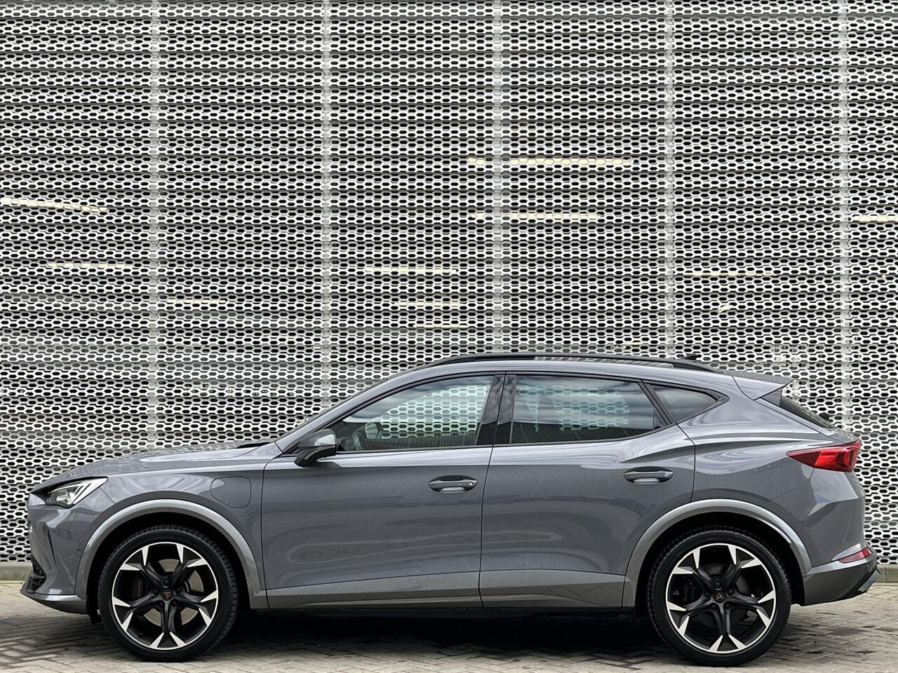 Cupra Formentor 1.4 e-Hybrid VZ Black Edition / Panoramadak / Navigatie / Supersportstuur / Leer / 19" LMV / **