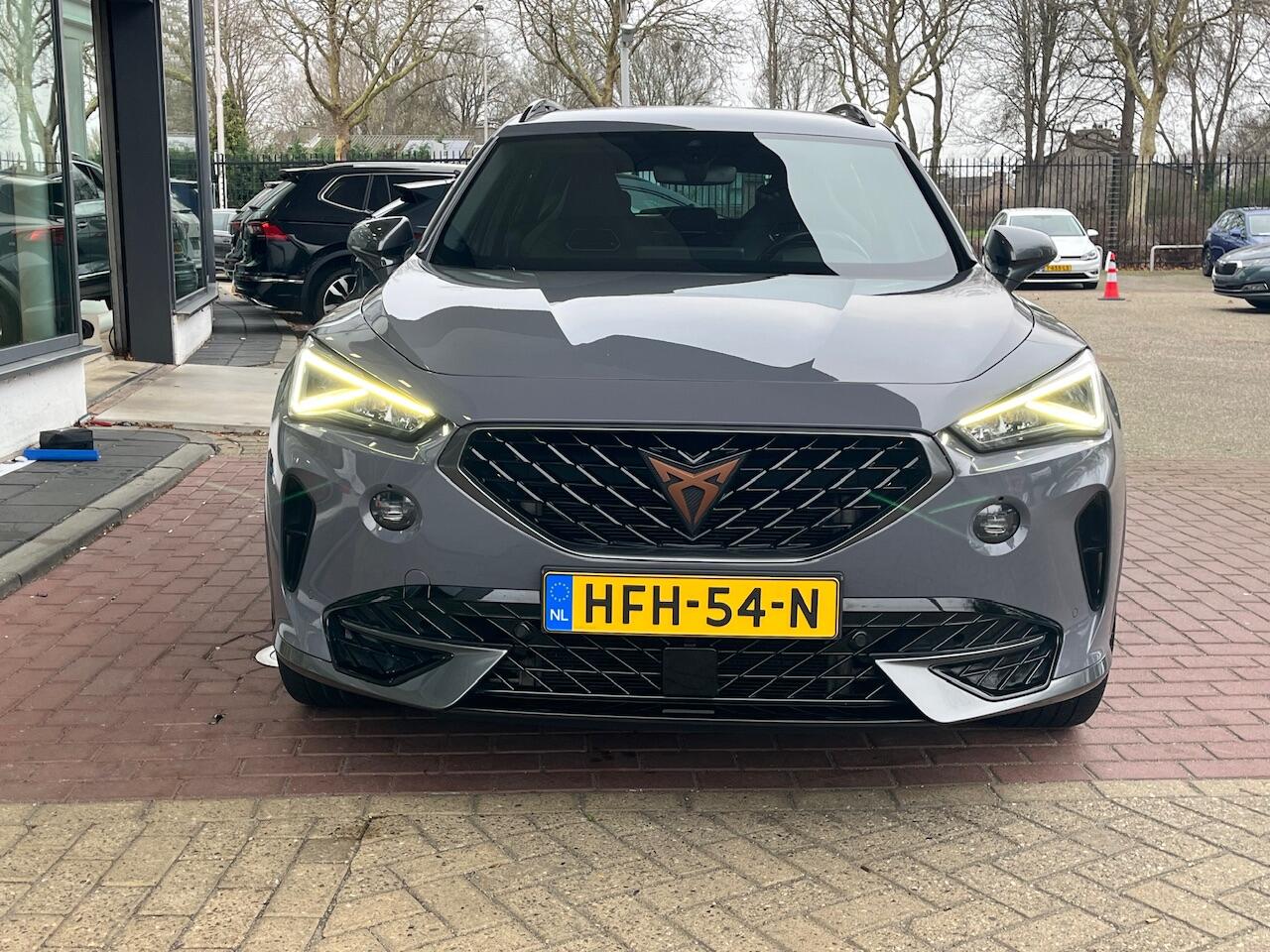 Cupra Formentor 1.4 e-Hybrid 245pk DSG Performance / Supersport Stuur / LED / Elek. Zwenkbare Trekhaak / Elek Achterklep Met Virtual Pedal / Camera / Stuur & Stoelverwarming / 19" LMV