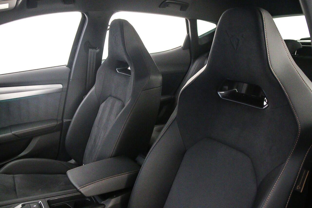 Cupra Formentor VZ Performance 1.5 TSI e-Hybrid 272pk DSG Automaat Trekhaak, Adaptive cruise control, Achteruitrijcamera, Elektrische achterklep, Stuurwiel verwarmd