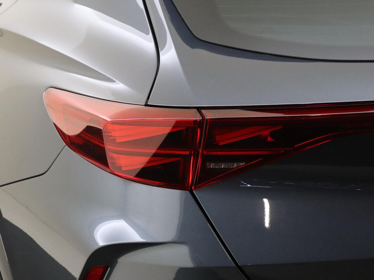 Cupra Formentor 1.5 TSI e-Hybrid Business | Stoel- en stuurwielverwarming | Keyless | Achteruitrijcamera | Sfeerverlichting | Voorklimatisering | Elektrische achterklep |