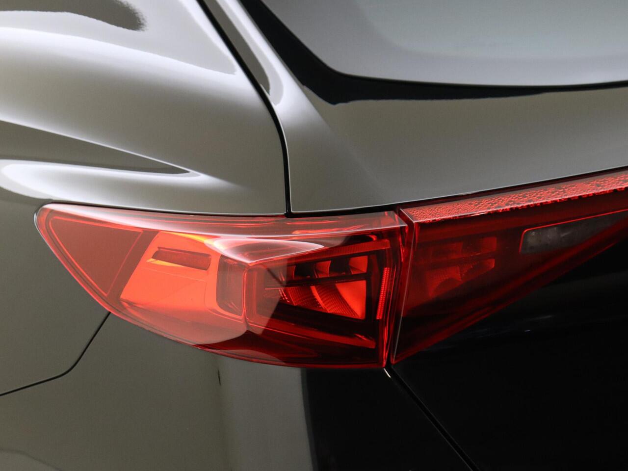 Cupra Formentor 1.4 e-Hybrid Business | 3-zone airco | Keyless | Parkeersensoren achter | Adaptieve cruise control | CarPlay | Electronic climate control | Digital cockpit |