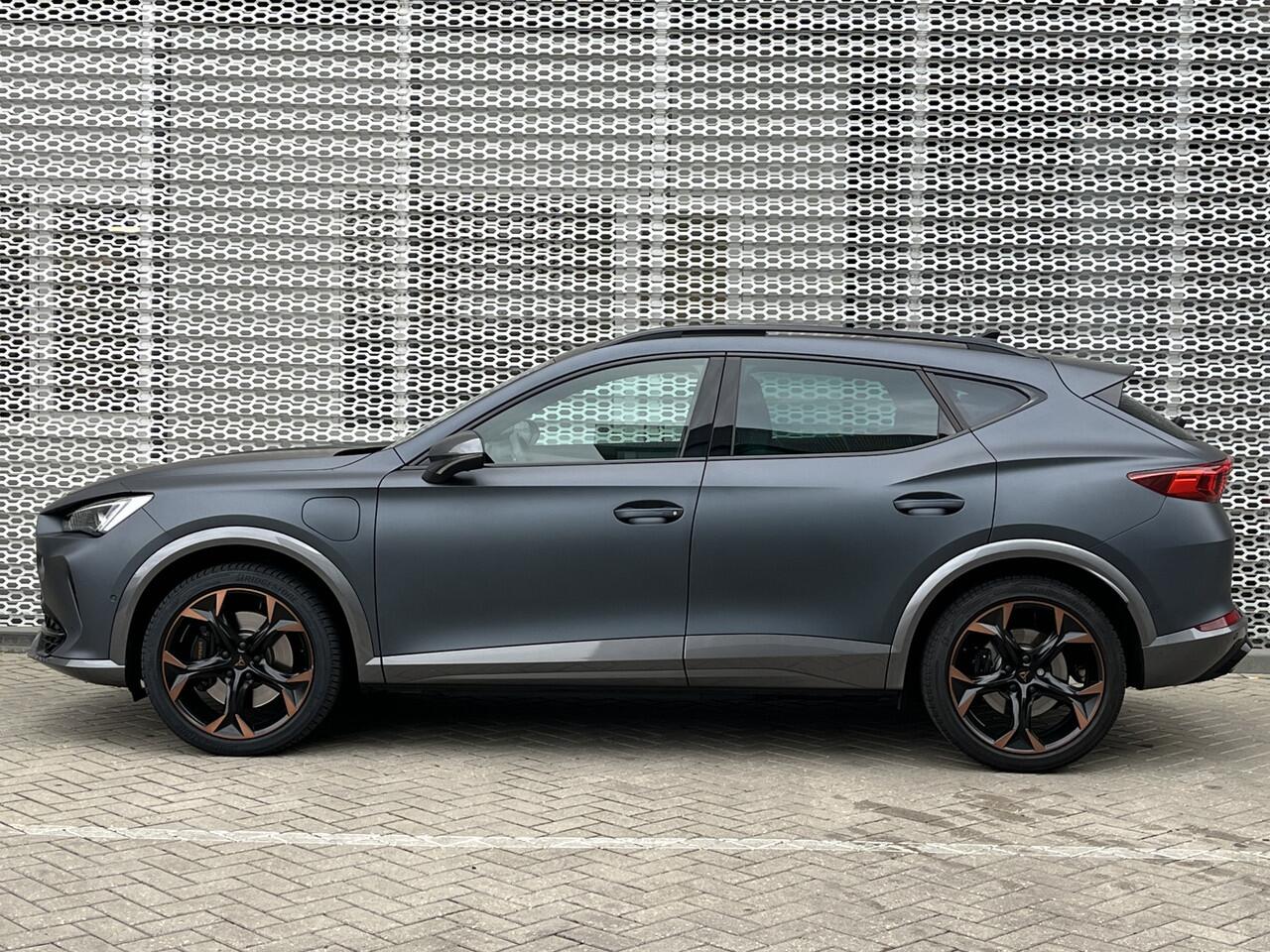 Cupra Formentor 1.4 e-Hybrid VZ Copper Edition / Pano / Navigatie / App connect / Leder / Stoelverwarming / Camera / Fabrieksgarantie 2028 /