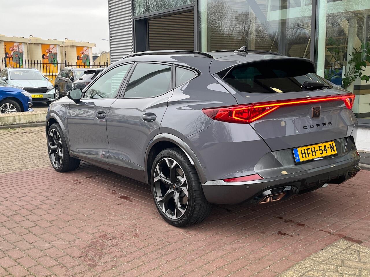 Cupra Formentor 1.4 e-Hybrid 245pk DSG Performance / Supersport Stuur / LED / Elek. Zwenkbare Trekhaak / Elek Achterklep Met Virtual Pedal / Camera / Stuur & Stoelverwarming / 19" LMV