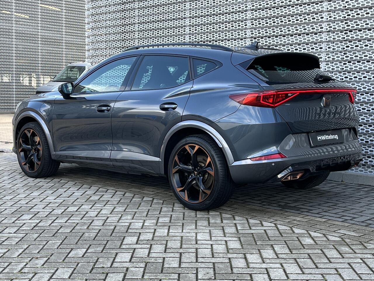 Cupra Formentor 1.4 e-Hybrid 245PK VZ Performance / Panoramadak / Zwenkbare Trekhaak / Memory Seat / Elektrische Achterklep / Achteruitrijcamera / Stuur + Stoelverwarming **