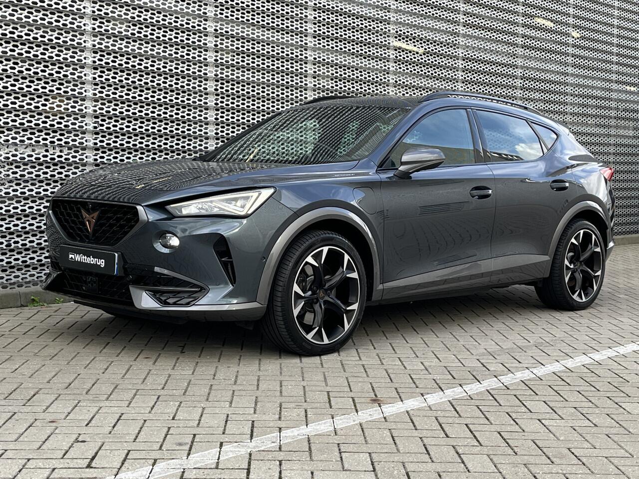 Cupra Formentor 1.4 e-Hybrid 245PK VZ Black Edition / Fabrieksgarantie tm 2028 / Panoramadak / Supersport Stuur / Memory Seat / Zwart Leer / Zwenkbare Trekhaak / 360 Camera