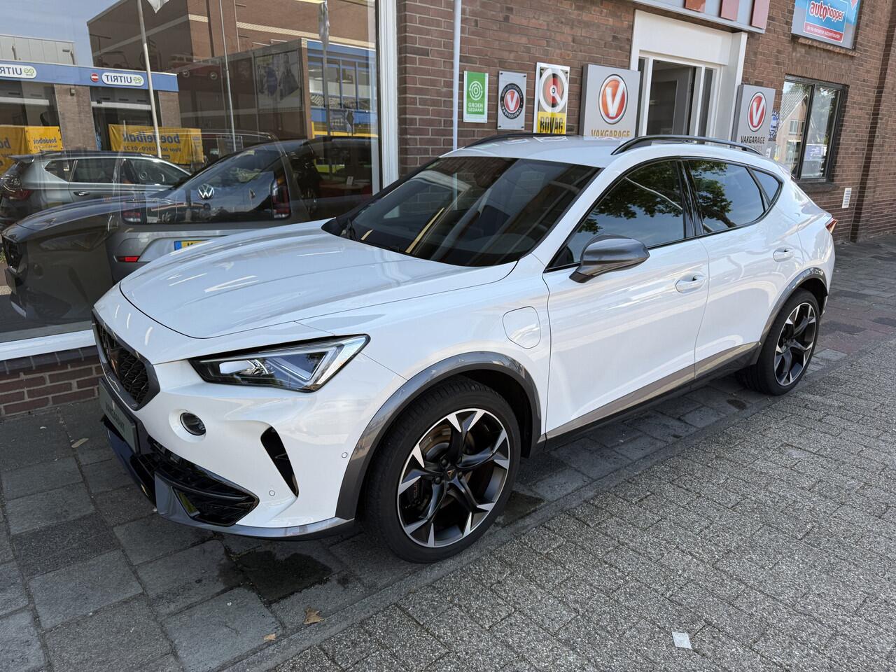 Cupra Formentor 1.4 e-Hybrid VZ Performance | 245 pk / 180Kw gecombineerd | verwarmde stoelen + stuurwiel | half leder bekleding | Apple Carplay/Android Auto |