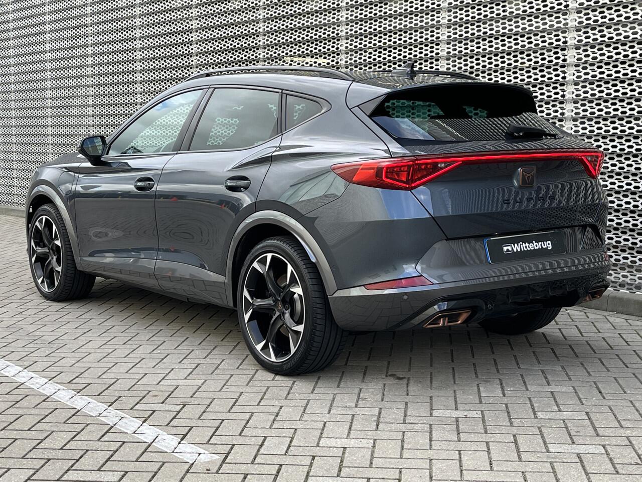 Cupra Formentor 1.4 e-Hybrid 245PK VZ Black Edition / Fabrieksgarantie tm 2028 / Panoramadak / Supersport Stuur / Memory Seat / Zwart Leer / Zwenkbare Trekhaak / 360 Camera